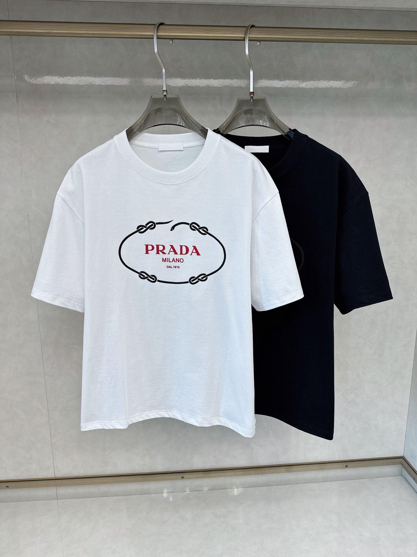 NO:412111,Prada 2025Ss Spring and Summer latest short-sleeved T-shirt, soft touch, comfortable wearing, fine workmanship. The upper body effect is invincible and handsome, size number M-2xl,,prada,T-shirt,tees,t-shirt,alexander wang19860909普拉达 2025Ss春夏最新款短袖T恤,手感柔软,穿着舒适,做工精细.上身效果无敌帅气,码数 M-2xl,,prada,T-shirt,tees，t-shirt,alexander wang,Men's clothing