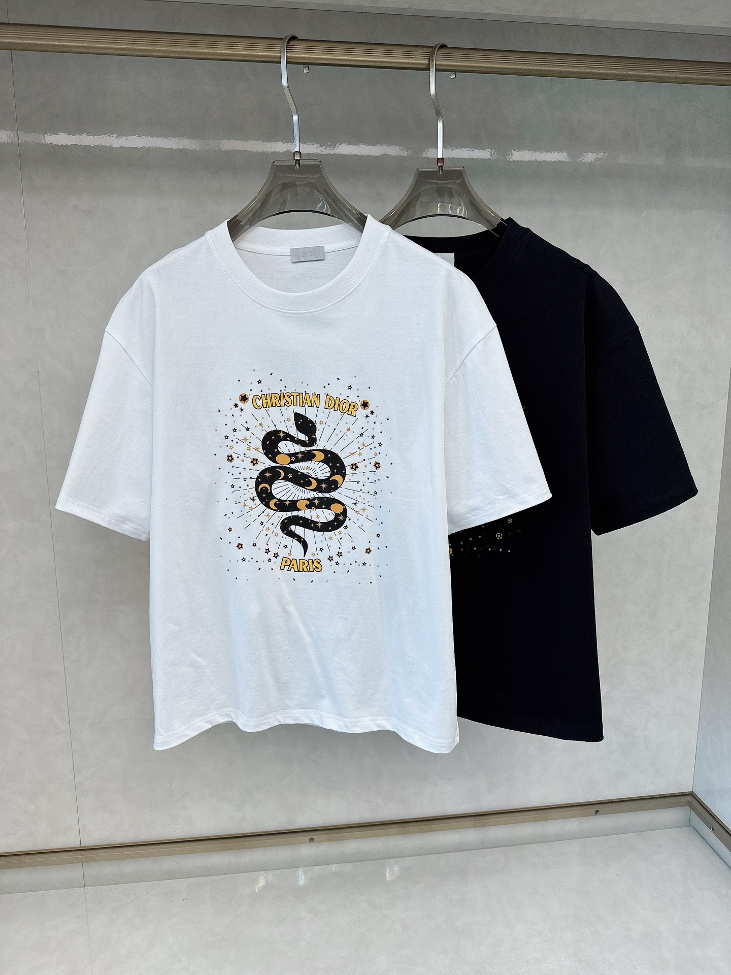 NO:412120,Dior 2025Ss spring and summer latest short-sleeved T-shirt, soft touch, comfortable wearing, fine workmanship. The upper body effect is invincible and handsome, size number M-2xl,,dior,T-shirt,tees,t-shirt,alexander wang19860909迪奥 2025Ss春夏最新款短袖T恤,手感柔软,穿着舒适,做工精细.上身效果无敌帅气,码数 M-2xl,,dior,T-shirt,tees，t-shirt,alexander wang,Men's clothing