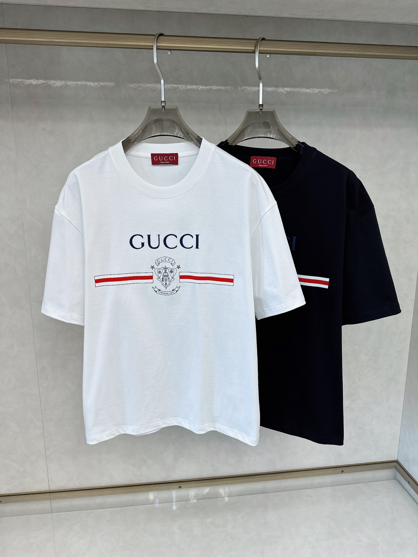 NO:412128,Guqi 2025Ss Spring and Summer latest short-sleeved T-shirt, soft touch, comfortable to wear, fine workmanship. The upper body effect is invincible and handsome, size number M-2xl, T-shirt,tees, t-shirt,alexander wang19860909古奇 2025Ss春夏最新款短袖T恤,手感柔软,穿着舒适,做工精细.上身效果无敌帅气,码数 M-2xl,,T-shirt,tees，t-shirt,alexander wang,Men's clothing