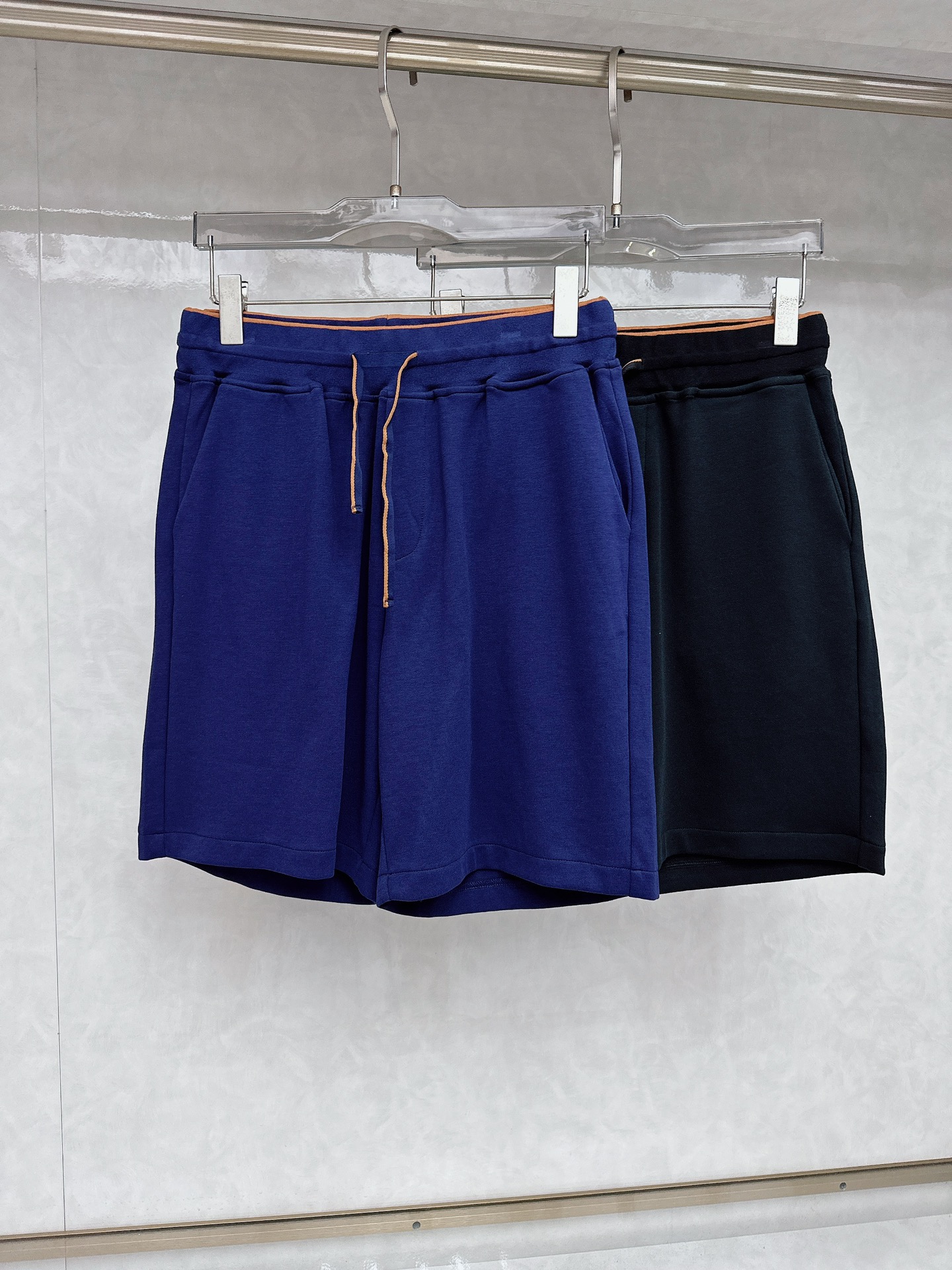 NO:152754,L spring and summer new elastic strap casual shorts, customized fabric, breathable and comfortable, impeccable details, brand element design concept, reflecting high quality. The feel is delicate and soft!  It is casually cut, with a great upper body style!  Code number M-3XL, shorts, alexander wang19860909L春夏新款松紧带休闲短裤,定制面料 透气舒适度高,细节无可挑剔,品牌元素设计理念,体现高品质.手感细腻柔软！呈现休闲裁剪,上身版型超赞！码数M-3XL,,shorts,alexander wang,Men's clothing