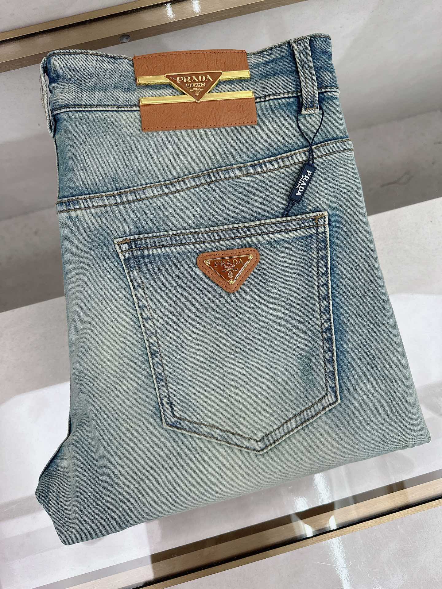 NO:152773,Prada's new spring and summer models are available in stock, original single hot jeans are super customized, original hardware, super heavy industry technology, excellent version, impeccable details!  The style is not picky, it is very high-end, and the good products are not waiting for everyone. Take a look at it and start quickly. Size 29-40, prada, jeans, alexander wang19860909普拉达 春夏新款现货上市,原单爆款牛仔裤超级定制款,原版五金,超级重工工艺,版型超赞细节做工无可挑剔！款式不挑人,特别高档,好货不等人,看中赶紧下手,尺码29-40,,prada,jeans,alexander wang,Men's clothing