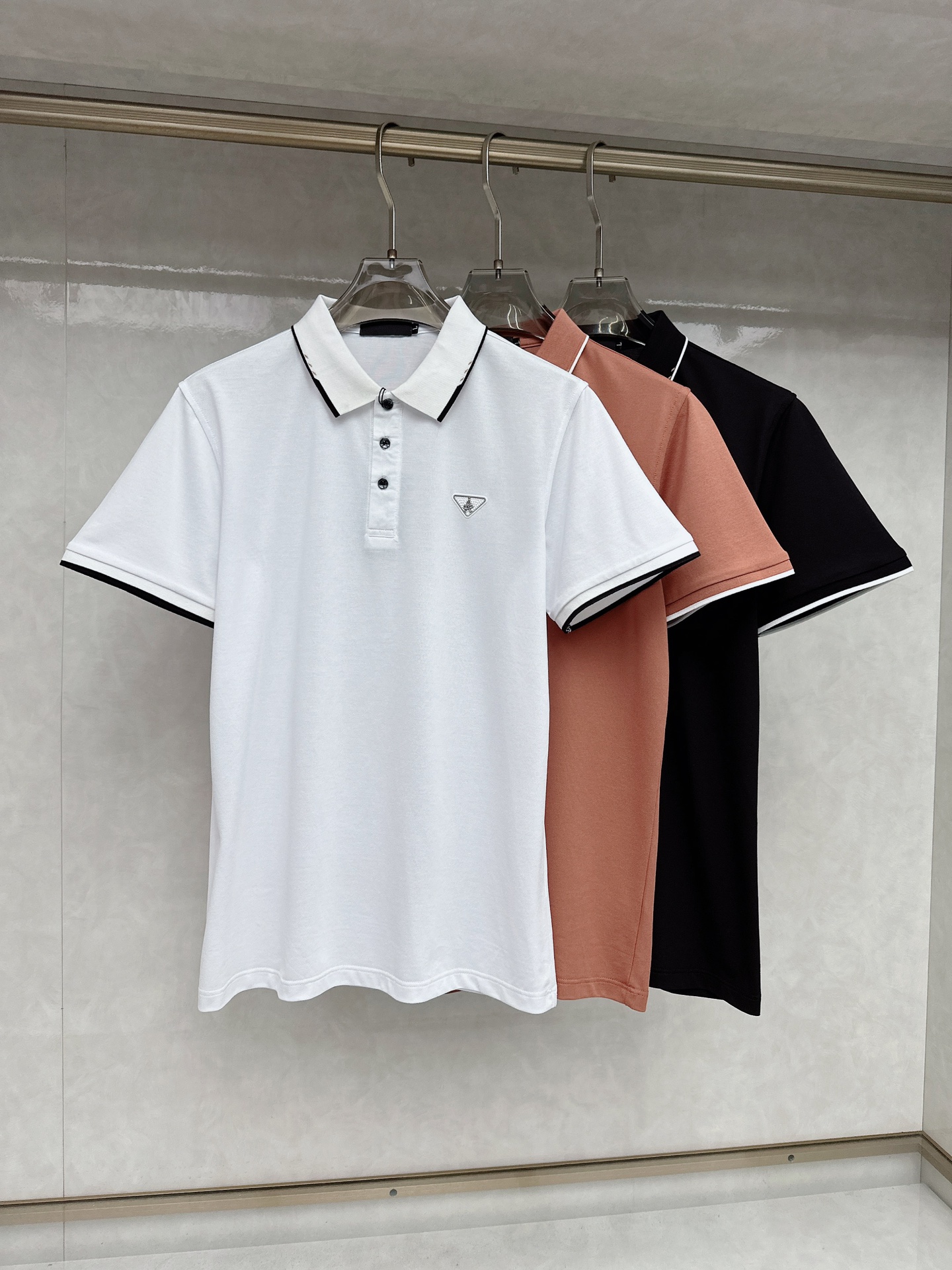 NO:162379,Prada Men's logo short-sleeved polo shirt, business casual lapel POLO shirt. This Polo shirt is made of mercerized double-sided cotton bead floor fabric, and the timeless design can transcend fashion trends. Classic style, slit design on both sides makes the overall feel more detailed. The combination style, the fabric is made of cotton bead floor, comfortable, skin-friendly, breathable, and is a very practical wear for daily commuting and leisure. Size M-3xl, prada, T-shirt, alexander wang19860909普拉达 男士标识短袖polo衫,商务休闲翻领POLO恤.该款Polo衫采用丝光双面棉质珠地面料制成,隽永设计可跨越时尚潮流.经典款型,两侧开叉设计 让整体更具细节感 合体的版型,面料采用全棉珠地料,舒适,亲肤,透气好,平时通勤休闲都很实穿的一款 尺码M-3xl,,prada,T-shirt,alexander wang,Men's clothing