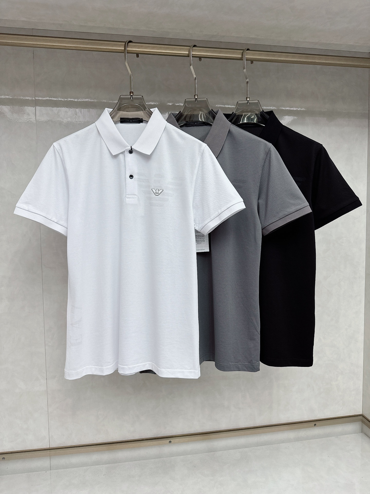 NO:162382,Armani Men's logo short-sleeved polo shirt, business casual lapel POLO shirt. This Polo shirt is made of mercerized double-sided cotton bead floor fabric, and the timeless design can transcend fashion trends. Classic style, slit design on both sides makes the overall feel more detailed. The combination style, the fabric is made of cotton bead floor, comfortable, skin-friendly, breathable, and is a very practical wear for daily commuting and leisure. Size M-3xl,,armani, T-shirt, alexander wang19860909阿玛尼 男士标识短袖polo衫,商务休闲翻领POLO恤.该款Polo衫采用丝光双面棉质珠地面料制成,隽永设计可跨越时尚潮流.经典款型,两侧开叉设计 让整体更具细节感 合体的版型,面料采用全棉珠地料,舒适,亲肤,透气好,平时通勤休闲都很实穿的一款 尺码M-3xl,,armani,T-shirt,alexander wang,Men's clothing