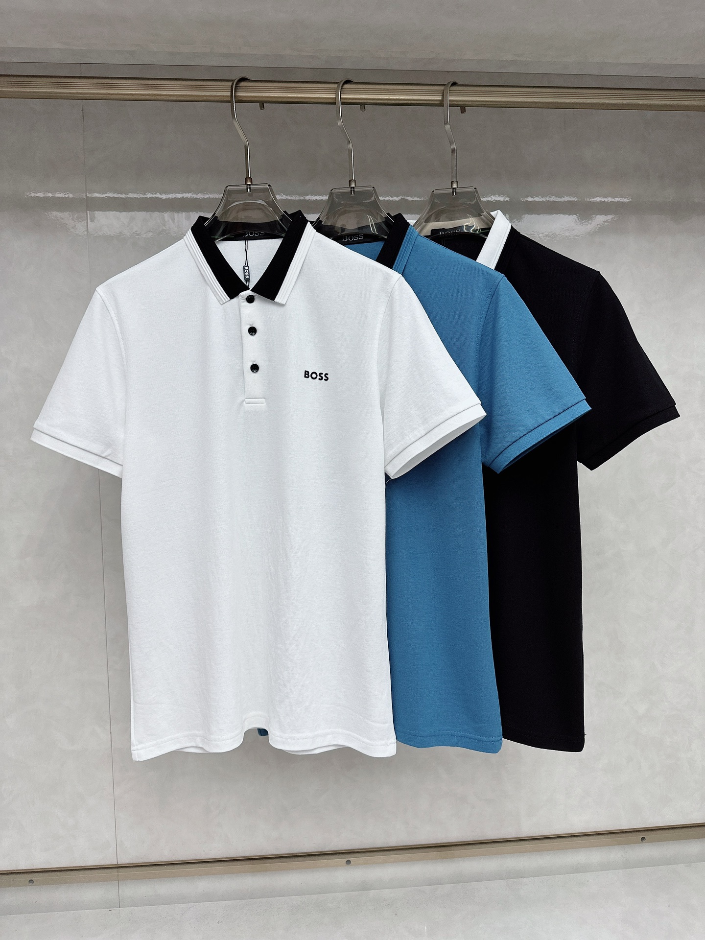 NO:162385,Boss Men's logo short-sleeved polo shirt, business casual lapel POLO shirt. This Polo shirt is made of mercerized double-sided cotton bead floor fabric, timeless design can transcend fashion trends. Classic style, slit design on both sides makes the overall feel more detailed. The combination style, the fabric is made of cotton beaded material, comfortable, skin-friendly, breathable, and is a very practical wear for daily commuting and leisure. Size M-3xl, T-shirt, alexander wang19860909boss 男士标识短袖polo衫,商务休闲翻领POLO恤.该款Polo衫采用丝光双面棉质珠地面料制成,隽永设计可跨越时尚潮流.经典款型,两侧开叉设计 让整体更具细节感 合体的版型,面料采用全棉珠地料,舒适,亲肤,透气好,平时通勤休闲都很实穿的一款 尺码M-3xl,,T-shirt,alexander wang,Men's clothing