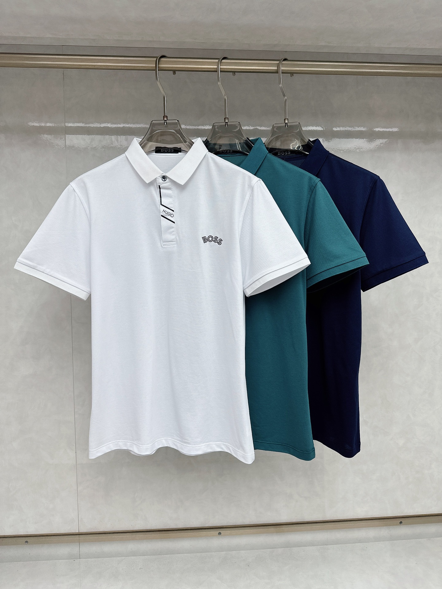 NO:162391,Boss Men's logo short-sleeved polo shirt, business casual lapel POLO shirt. This Polo shirt is made of mercerized double-sided cotton bead floor fabric, timeless design can transcend fashion trends. Classic style, slit design on both sides makes the overall feel more detailed. The combination style, the fabric is made of cotton beaded material, comfortable, skin-friendly, breathable, and is a very practical wear for daily commuting and leisure. Size M-3xl, T-shirt, alexander wang19860909boss 男士标识短袖polo衫,商务休闲翻领POLO恤.该款Polo衫采用丝光双面棉质珠地面料制成,隽永设计可跨越时尚潮流.经典款型,两侧开叉设计 让整体更具细节感 合体的版型,面料采用全棉珠地料,舒适,亲肤,透气好,平时通勤休闲都很实穿的一款 尺码M-3xl,,T-shirt,alexander wang,Men's clothing