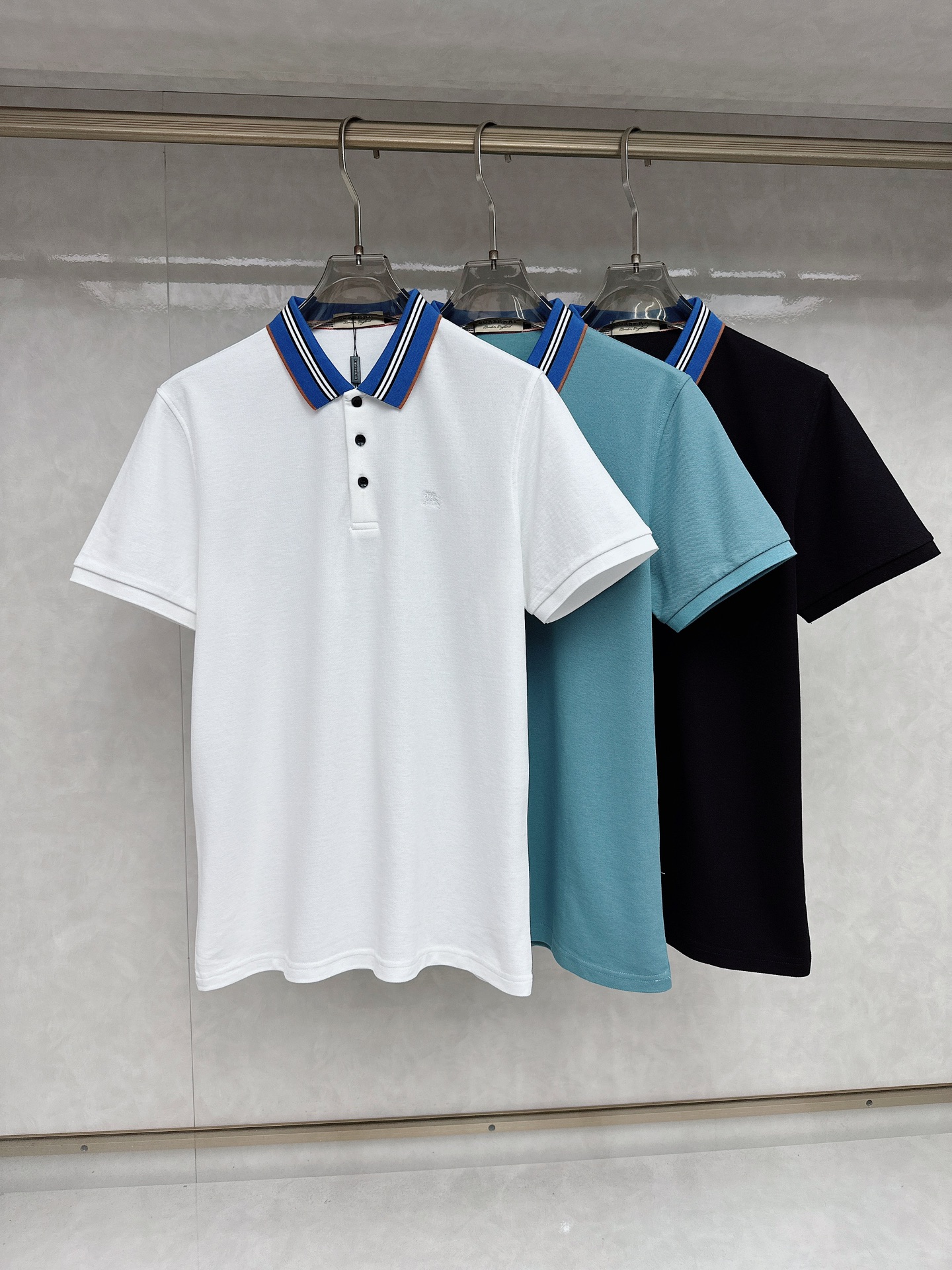 NO:162393,Burberry men's logo short-sleeved polo shirt, business casual lapel POLO shirt. This Polo shirt is made of mercerized double-sided cotton bead floor fabric, and the timeless design can transcend fashion trends. Classic style, slit design on both sides makes the overall feel more detailed. The integrated style, the fabric is made of cotton bead floor, comfortable, skin-friendly, breathable, and is a very practical wear for daily commuting and leisure. Size M-3xl, burberry, T-shirt, alexander wang19860909巴宝莉 男士标识短袖polo衫,商务休闲翻领POLO恤.该款Polo衫采用丝光双面棉质珠地面料制成,隽永设计可跨越时尚潮流.经典款型,两侧开叉设计 让整体更具细节感 合体的版型,面料采用全棉珠地料,舒适,亲肤,透气好,平时通勤休闲都很实穿的一款 尺码M-3xl,,burberry,T-shirt,alexander wang,Men's clothing