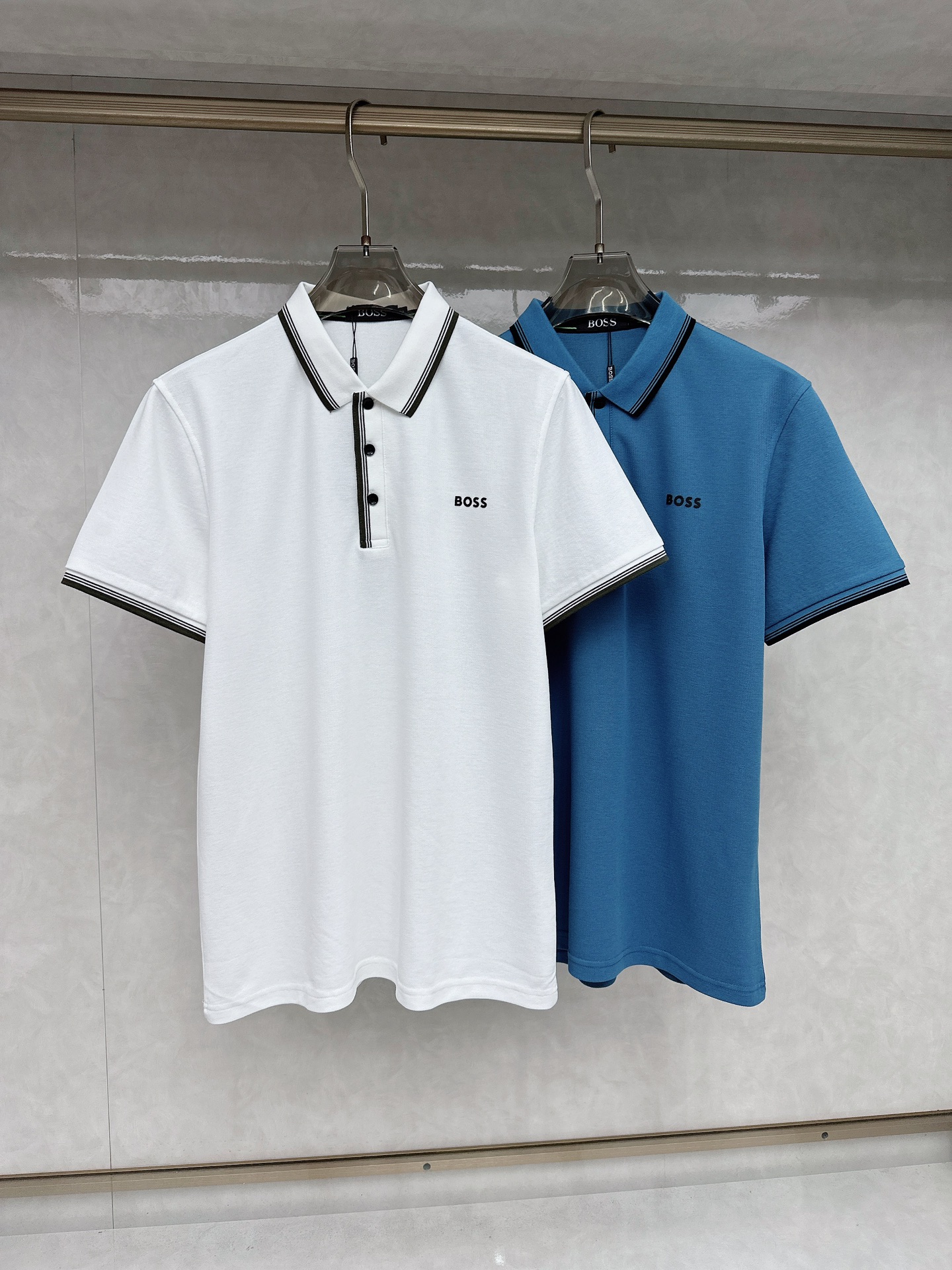 NO:162394,Boss Men's logo short-sleeved polo shirt, business casual lapel POLO shirt. This Polo shirt is made of mercerized double-sided cotton bead floor fabric, timeless design can transcend fashion trends. Classic style, slit design on both sides makes the overall feel more detailed. The combination style, the fabric is made of cotton beaded material, comfortable, skin-friendly, breathable, and is a very practical wear for daily commuting and leisure. Size M-3xl, T-shirt, alexander wang19860909boss 男士标识短袖polo衫,商务休闲翻领POLO恤.该款Polo衫采用丝光双面棉质珠地面料制成,隽永设计可跨越时尚潮流.经典款型,两侧开叉设计 让整体更具细节感 合体的版型,面料采用全棉珠地料,舒适,亲肤,透气好,平时通勤休闲都很实穿的一款 尺码M-3xl,,T-shirt,alexander wang,Men's clothing