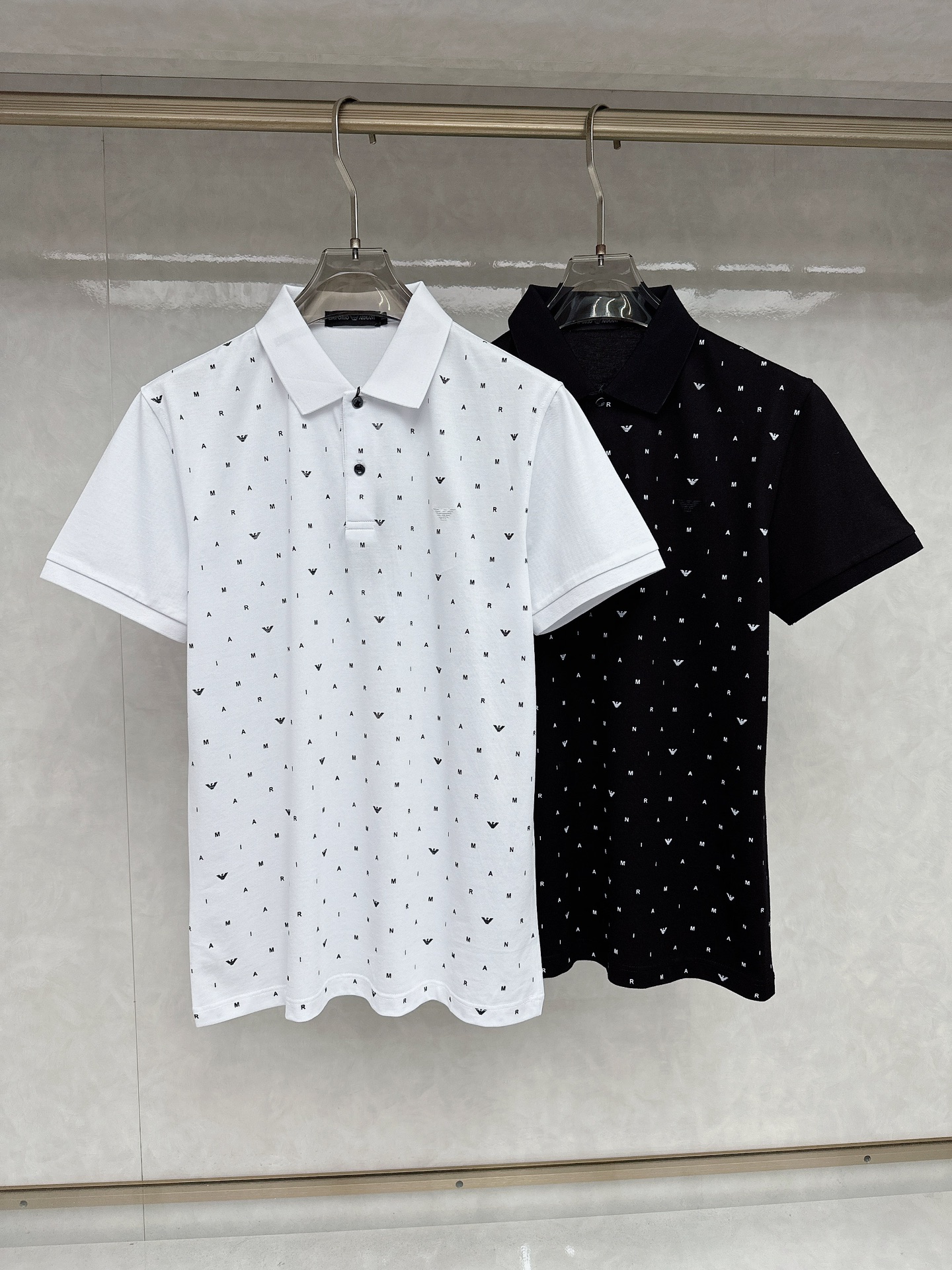 NO:162396,Armani Men's logo short-sleeved polo shirt, business casual lapel POLO shirt. This Polo shirt is made of mercerized double-sided cotton bead floor fabric, and the timeless design can transcend fashion trends. Classic style, slit design on both sides makes the overall feel more detailed. The combination style, the fabric is made of cotton bead floor, comfortable, skin-friendly, breathable, and is a very practical wear for daily commuting and leisure. Size M-3xl,,armani, T-shirt, alexander wang19860909阿玛尼 男士标识短袖polo衫,商务休闲翻领POLO恤.该款Polo衫采用丝光双面棉质珠地面料制成,隽永设计可跨越时尚潮流.经典款型,两侧开叉设计 让整体更具细节感 合体的版型,面料采用全棉珠地料,舒适,亲肤,透气好,平时通勤休闲都很实穿的一款 尺码M-3xl,,armani,T-shirt,alexander wang,Men's clothing