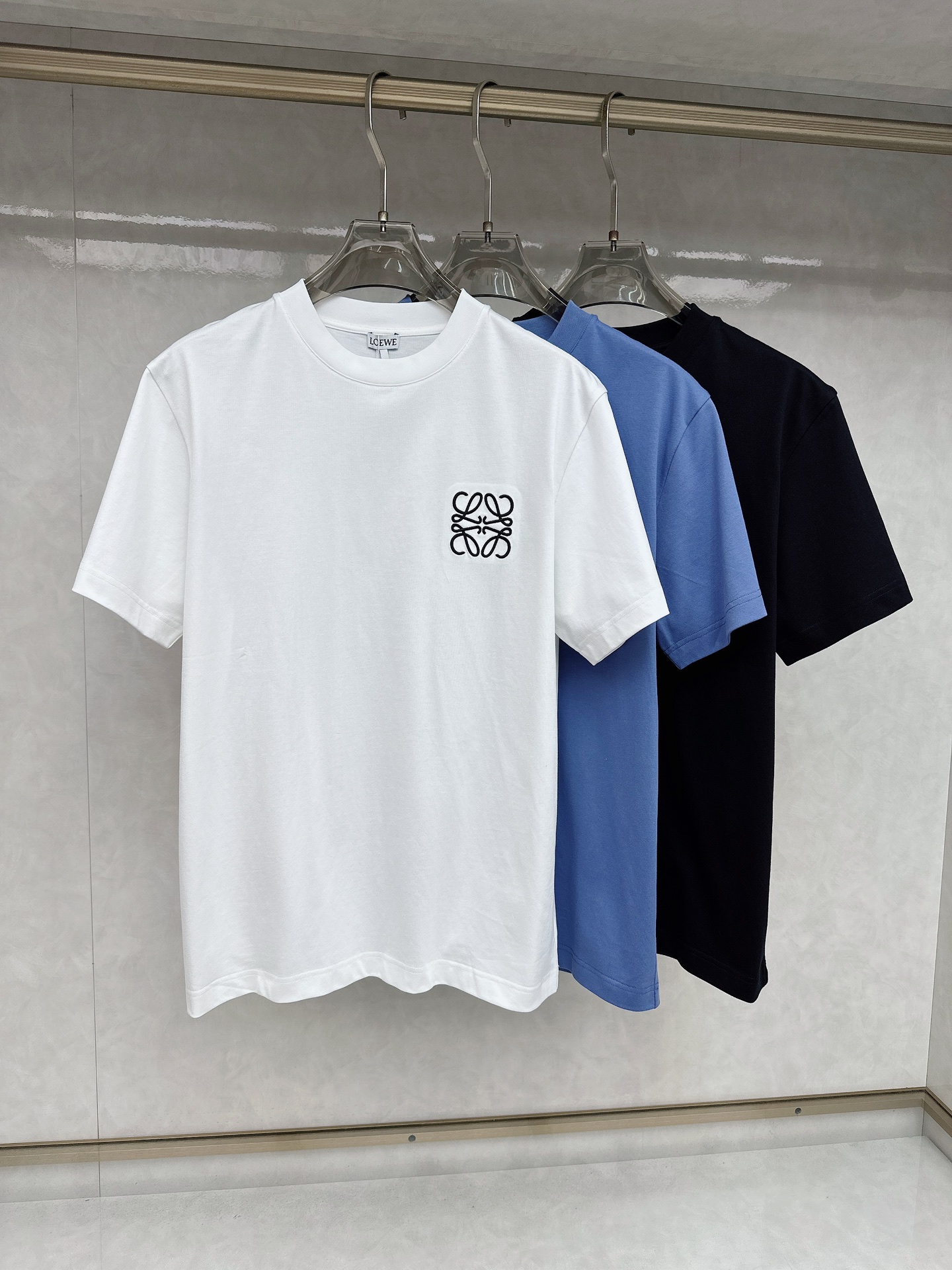 NO:470870,Luo Yiwei 2025 summer clothing new short-sleeved T-shirt for men and women,!  Customized exclusive pure cotton fabric, customized original craft threads, and chest heavy-work letter logo craft design!  Simple and generous, calm and versatile, extremely high-end, perfectly integrated with fashion and style, a top fashionable style that perfectly suits the outside wear!  The overall feeling is natural!  The ultimate classic versatile short-sleeved T-shirt is designed with the latest three-dimensional letter logo pattern elements!  The ultimate perfection of heavy industry!  Fans who pursue high quality are please buy them by themselves, and all fans who know the goods are invited to appreciate this model together!  !  Size S-2XL S S S Shoulder Width 46 Bust 102 Clothes 66 Sleeve length 22 M Sleeve width 47 Bust 106 Clothes 67 Sleeve length 23 L Sleeve width 48 Bust 110 Clothes 68 Sleeve length 24 XL Sleeve width 49 Bust 114 Clothes 69 Sleeve length 25 2XL Sleeve width 50 Bust 116 Clothes 70 Sleeve length 26,,loewe,T-shirt,tees,t-shirt,alexander wang19860909罗意威 2025夏装新款男女同款短袖T恤,！定制专属纯棉面料,定制原版工艺螺纹,胸前重工字母logo工艺设计！简约大方,从容百搭,档次极高,完美融入时尚还有风情感一款完美符合外穿的顶尖时髦气质款！整体给人浑然天成的感觉！极致经典的百搭型短袖T恤,采用最新的立体字母logo图案元素设计！极致的重工极致的完美！追求高品质的粉丝们请自行抢购,诚邀所有识货的粉丝一同鉴赏此款！！ 尺码S-2XL S码肩宽46 胸围102 衣长66 袖长22 M码肩宽47 胸围106 衣长67 袖长23 L码肩宽48 胸围110 衣长68 袖长24 XL码肩宽49 胸围114 衣长69 袖长25 2XL码肩宽50 胸围116 衣长70 袖长26,,loewe,T-shirt,tees，t-shirt,alexander wang,Men's clothing