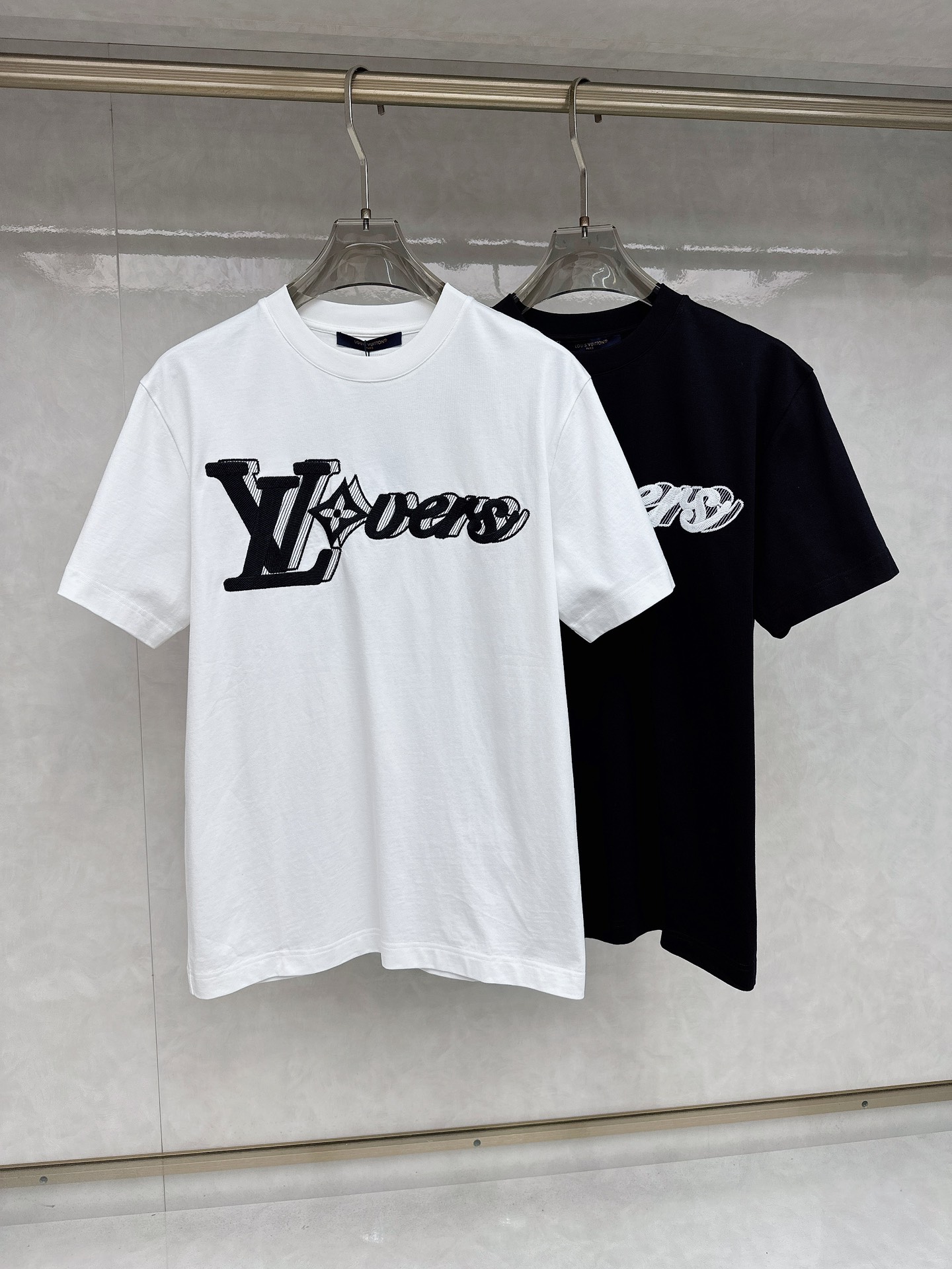 NO:470879,LV 2025 summer new men and women's short-sleeved T-shirt,!  Customized exclusive pure cotton fabric, customized original craft threads, and chest heavy-work letter logo craft design!  Simple and generous, calm and versatile, extremely high-end, perfectly integrated with fashion and style, a top fashionable style that perfectly suits the outside wear!  The overall feeling is natural!  The ultimate classic versatile short-sleeved T-shirt is designed with the latest three-dimensional letter logo pattern elements!  The ultimate perfection of heavy industry!  Fans who pursue high quality are please buy them by themselves, and all fans who know the goods are invited to appreciate this model together!  !  Size S-2XL S S S Shoulder Width 46 Bust 102 Clothes 66 Sleeve length 22 M Sleeve width 47 Bust 106 Clothes 67 Sleeve length 23 L Sleeve width 48 Bust 110 Clothes 68 Sleeve length 24 XL Sleeve width 49 Bust 114 Clothes 69 Sleeve length 25 2XL Sleeve width 50 Bust 116 Clothes 70 Sleeve length 26,,louis vuitton,T-shirt,tees,t-shirt,alexander wang19860909LV 2025夏装新款男女同款短袖T恤,！定制专属纯棉面料,定制原版工艺螺纹,胸前重工字母logo工艺设计！简约大方,从容百搭,档次极高,完美融入时尚还有风情感一款完美符合外穿的顶尖时髦气质款！整体给人浑然天成的感觉！极致经典的百搭型短袖T恤,采用最新的立体字母logo图案元素设计！极致的重工极致的完美！追求高品质的粉丝们请自行抢购,诚邀所有识货的粉丝一同鉴赏此款！！ 尺码S-2XL S码肩宽46 胸围102 衣长66 袖长22 M码肩宽47 胸围106 衣长67 袖长23 L码肩宽48 胸围110 衣长68 袖长24 XL码肩宽49 胸围114 衣长69 袖长25 2XL码肩宽50 胸围116 衣长70 袖长26,,louis vuitton,T-shirt,tees，t-shirt,alexander wang,Men's clothing