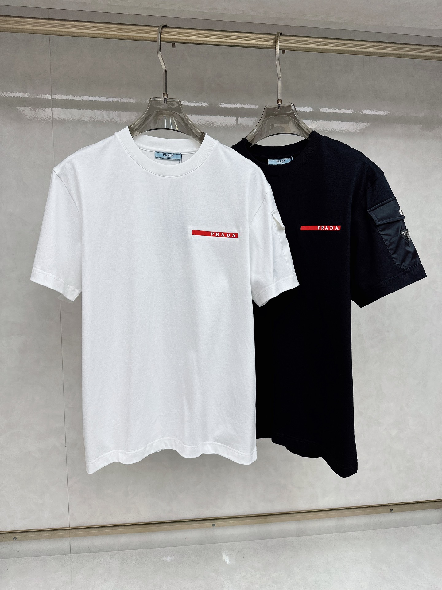 NO:161518,Prada 2025 summer clothing new short-sleeved T-shirt for men and women,!  Customized exclusive pure cotton fabric, customized original craft threads, and chest heavy-work letter logo craft design!  Simple and generous, calm and versatile, extremely high-end, perfectly integrated with fashion and style, a top fashionable style that perfectly suits the outside wear!  The overall feeling is natural!  The ultimate classic versatile short-sleeved T-shirt is designed with the latest three-dimensional letter logo pattern elements!  The ultimate perfection of heavy industry!  Fans who pursue high quality are please buy them by themselves, and all fans who know the goods are invited to appreciate this model together!  !  Size S-2XL S S S Shoulder Width 46 Bust 102 Clothes 66 Sleeve length 22 M Sleeve width 47 Bust 106 Clothes 67 Sleeve length 23 L Sleeve width 48 Bust 110 Clothes 68 Sleeve length 24 XL Sleeve width 49 Bust 114 Clothes 69 Sleeve length 25 2XL Sleeve width 50 Bust 116 Clothes 70 Sleeve length 26,,prada,T-shirt,tees,t-shirt,alexander wang19860909普拉达 2025夏装新款男女同款短袖T恤,！定制专属纯棉面料,定制原版工艺螺纹,胸前重工字母logo工艺设计！简约大方,从容百搭,档次极高,完美融入时尚还有风情感一款完美符合外穿的顶尖时髦气质款！整体给人浑然天成的感觉！极致经典的百搭型短袖T恤,采用最新的立体字母logo图案元素设计！极致的重工极致的完美！追求高品质的粉丝们请自行抢购,诚邀所有识货的粉丝一同鉴赏此款！！ 尺码S-2XL S码肩宽46 胸围102 衣长66 袖长22 M码肩宽47 胸围106 衣长67 袖长23 L码肩宽48 胸围110 衣长68 袖长24 XL码肩宽49 胸围114 衣长69 袖长25 2XL码肩宽50 胸围116 衣长70 袖长26,,prada,T-shirt,tees，t-shirt,alexander wang,Men's clothing