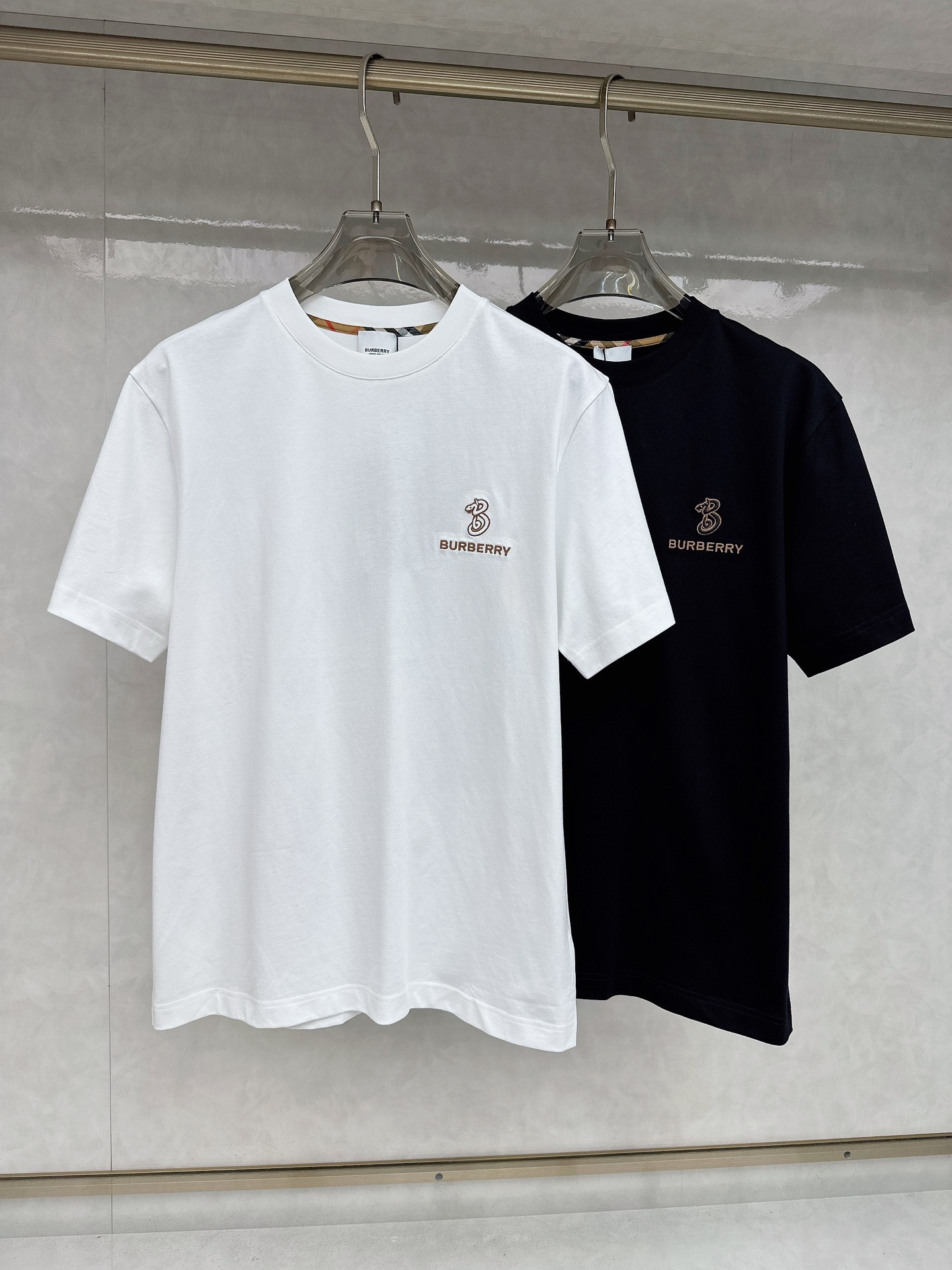 NO:161521,Burberry 2025 summer clothes new short-sleeved T-shirt for men and women,!  Customized exclusive pure cotton fabric, customized original craft threads, and chest heavy-work letter logo craft design!  Simple and generous, calm and versatile, extremely high-end, perfectly integrated with fashion and style, a top fashionable style that perfectly suits the outside wear!  The overall feeling is natural!  The ultimate classic versatile short-sleeved T-shirt is designed with the latest three-dimensional letter logo pattern elements!  The ultimate perfection of heavy industry!  Fans who pursue high quality are please buy them by themselves, and all fans who know the goods are invited to appreciate this model together!  !  Size S-2XL S S S Shoulder Width 46 Bust 102 Clothes 66 Sleeve length 22 M Sleeve width 47 Bust 106 Clothes 67 Sleeve length 23 L Sleeve width 48 Bust 110 Clothes 68 Sleeve length 24 XL Sleeve width 49 Bust 114 Clothes 69 Sleeve length 25 2XL Sleeve width 50 Bust 116 Clothes 70 Sleeve length 26,,burberry,T-shirt,tees,t-shirt,alexander wang19860909巴宝莉 2025夏装新款男女同款短袖T恤,！定制专属纯棉面料,定制原版工艺螺纹,胸前重工字母logo工艺设计！简约大方,从容百搭,档次极高,完美融入时尚还有风情感一款完美符合外穿的顶尖时髦气质款！整体给人浑然天成的感觉！极致经典的百搭型短袖T恤,采用最新的立体字母logo图案元素设计！极致的重工极致的完美！追求高品质的粉丝们请自行抢购,诚邀所有识货的粉丝一同鉴赏此款！！ 尺码S-2XL S码肩宽46 胸围102 衣长66 袖长22 M码肩宽47 胸围106 衣长67 袖长23 L码肩宽48 胸围110 衣长68 袖长24 XL码肩宽49 胸围114 衣长69 袖长25 2XL码肩宽50 胸围116 衣长70 袖长26,,burberry,T-shirt,tees，t-shirt,alexander wang,Men's clothing