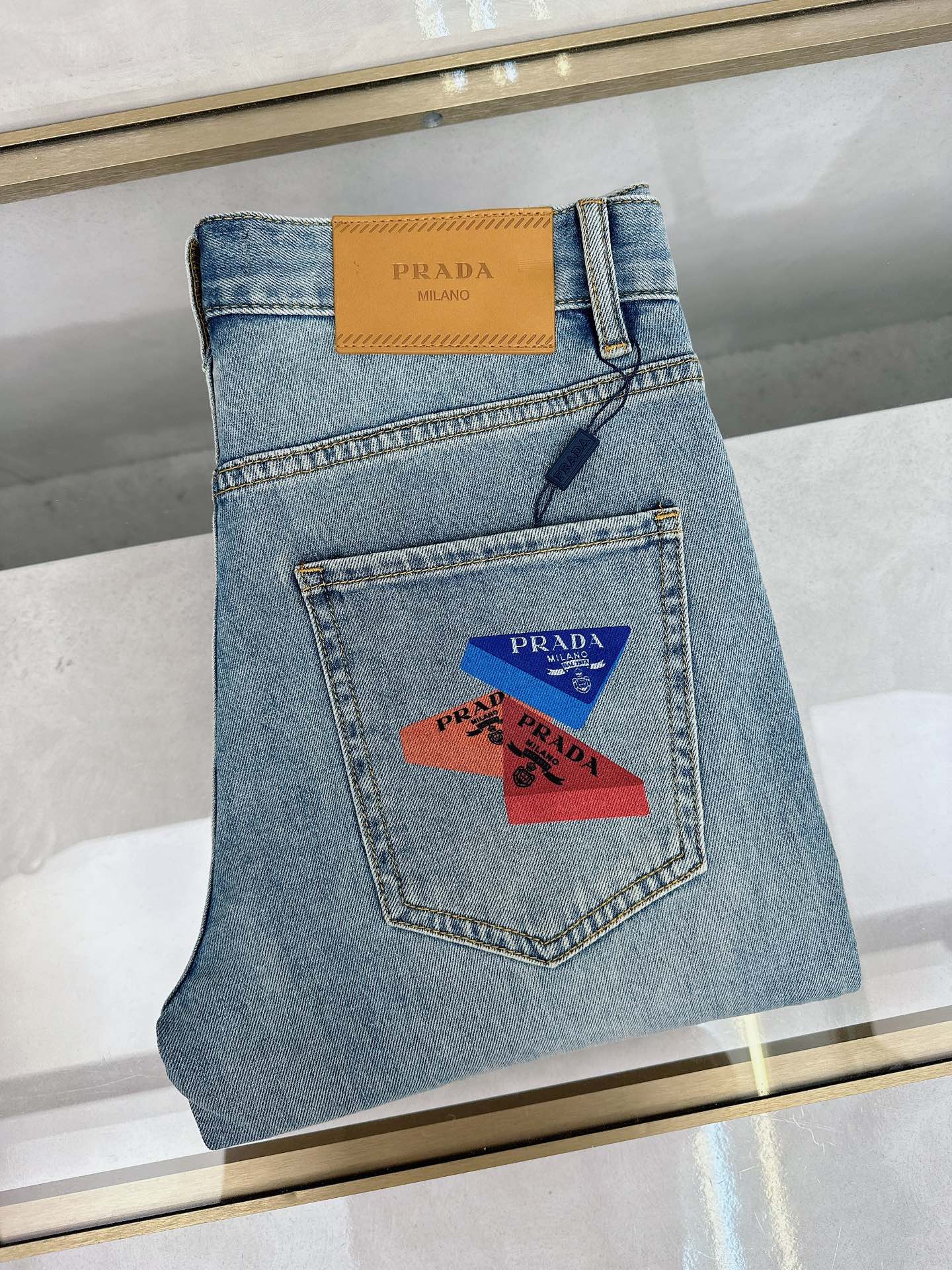NO:470888,Prada 2025 spring and summer new men's casual jeans, top quality!  Channel orders are sold simultaneously on the official website!  !  Original customized denim cotton material!  Suitable for casual/formal outfits ~ the best for daily commuting!  !  Size 29-38 (no 3537), prada, jeans, alexander wang19860909普拉达 2025春夏新款男士休闲牛仔裤,顶级品质！渠道订单,官网同步出售！！原厂订制牛仔全棉材质！适合休闲/正装各种搭配～日常通勤的极品！！尺码29-38（没3537）,,prada,jeans,alexander wang,Men's clothing