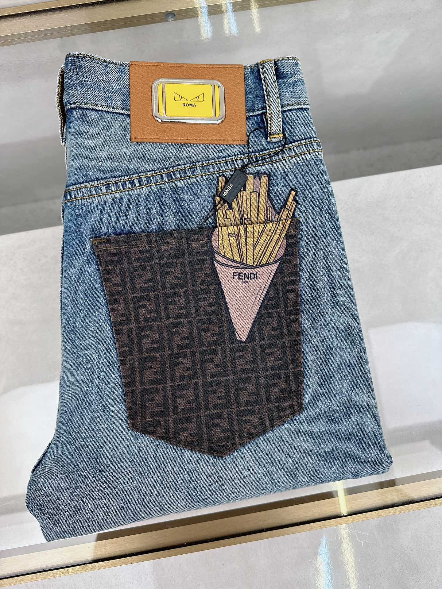 NO:470904,Fendi 2025 spring and summer new men's casual jeans, top quality!  Channel orders are sold simultaneously on the official website!  !  Original customized denim cotton material!  Suitable for casual/formal outfits ~ the best for daily commuting!  !  Size 29-38 (no 3537), fendi, jeans, alexander wang19860909芬迪 2025春夏新款男士休闲牛仔裤,顶级品质！渠道订单,官网同步出售！！原厂订制牛仔全棉材质！适合休闲/正装各种搭配～日常通勤的极品！！尺码29-38（没3537）,,fendi,jeans,alexander wang,Men's clothing
