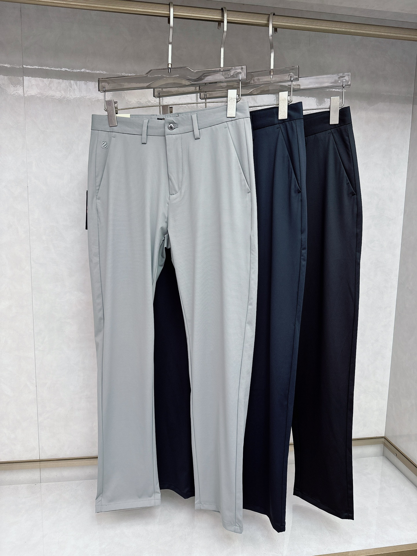 NO:152720,Jenia's new spring and summer products are available on the official website at the same time. Men's high-end business casual trousers, high-end imported fabrics, with elasticity, and the back pocket is embellished with the latest hardware accessories this year, highlighting the brand's characteristics and has a trouser flavor!  The fabric is elastic on all sides, and it is free of any irritation based on the contact between people and skin. It is naturally shiny and soft. It has an impeccable design with impeccable details. The upper body effect is excellent. It is perfect for both business and casual styles. It is an indispensable versatile product in the closet!  Number of codes 30-3837 Color black/blue/grey, zegna,alexander wang19860909杰尼亚 春夏新品,官网同步有售,男士高端商务休闲西裤,高端进口面料,带弹力,后兜采用今年最新款五金配件点缀,彰显了品牌特质,颇具西裤风味！面料四面弹,依着人与肌肤接触无任何刺激,光泽自然柔和,完美的版型设计,细节无可挑剔,上身效果超棒,完美兼具商务与休闲风格穿搭,衣橱里必不可缺少的百搭臻品！ 码数30-3837 颜色黑色/兰色/灰色,,zegna,alexander wang,Men's clothing