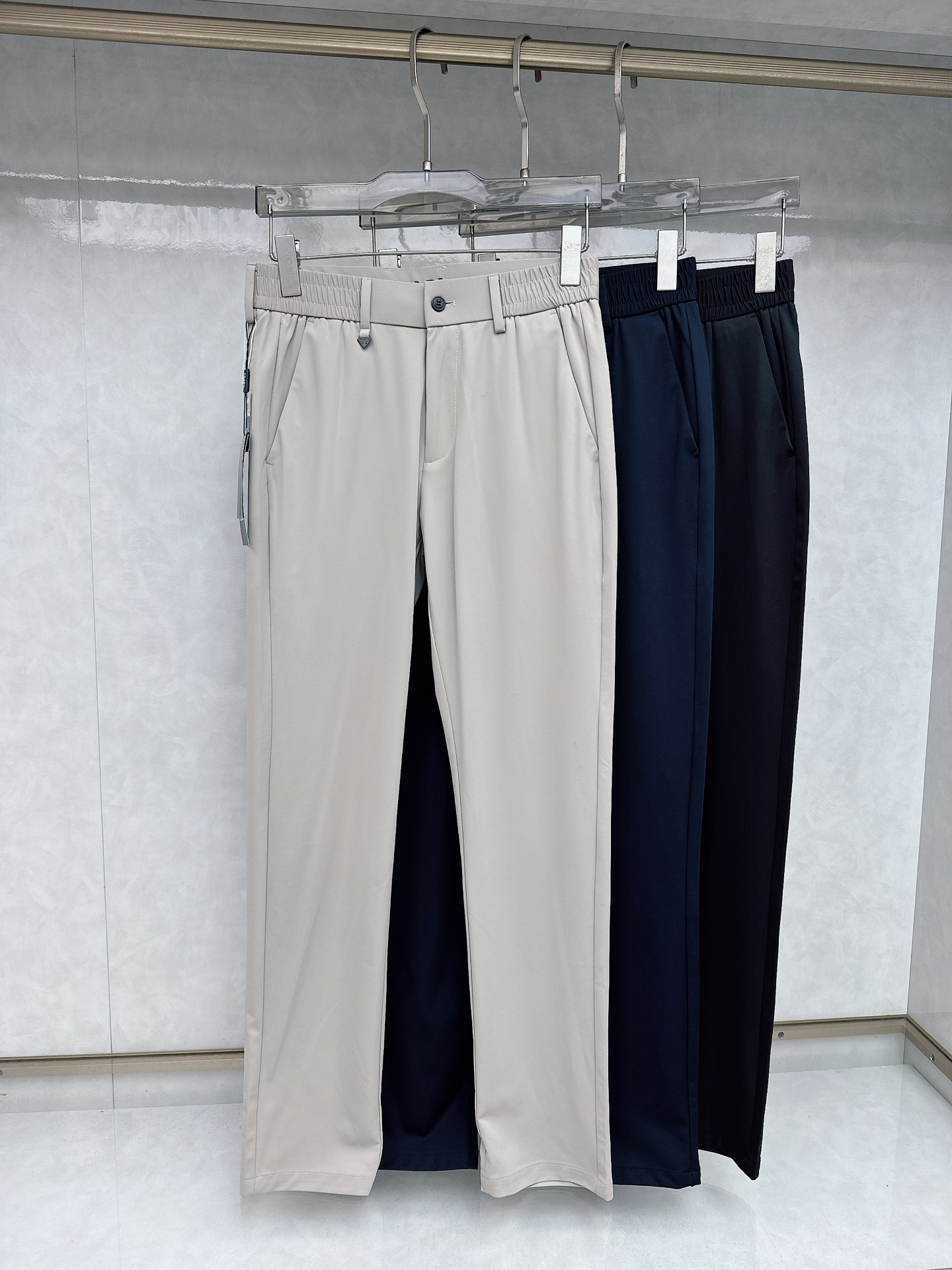 NO:152725,Prada's new spring and summer products are available on the official website at the same time. Men's high-end business casual trousers, high-end imported fabrics, with elasticity, and the back pocket is embellished with the latest hardware accessories this year, highlighting the brand's characteristics and has a trouser flavor!  The fabric is elastic on all sides, and it is free of any irritation based on the contact between people and skin. It is naturally shiny and soft. It has an impeccable detail. The upper body effect is excellent. It is perfect for both business and casual styles. It is an indispensable versatile product in the closet!  Number of codes 30-3837, prada,alexander wang19860909普拉达 春夏新品,官网同步有售,男士高端商务休闲西裤,高端进口面料,带弹力,后兜采用今年最新款五金配件点缀,彰显了品牌特质,颇具西裤风味！面料四面弹,依着人与肌肤接触无任何刺激,光泽自然柔和,完美的版型设计,细节无可挑剔,上身效果超棒,完美兼具商务与休闲风格穿搭,衣橱里必不可缺少的百搭臻品！ 码数30-3837,,prada,alexander wang,Men's clothing