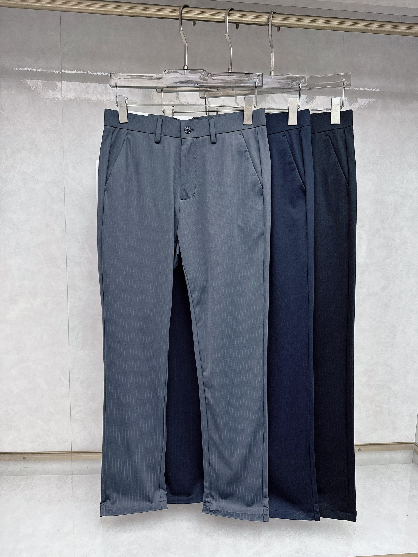 NO:152730,Ferragamo's new spring and summer products are available on the official website at the same time. Men's high-end business casual trousers, high-end imported fabrics, with elasticity, and the back pocket is embellished with the latest hardware accessories this year, highlighting the brand's characteristics and has a trouser flavor!  The fabric is elastic on all sides, and it is free of any irritation based on the contact between people and skin. It is naturally shiny and soft. It has an impeccable design with impeccable details. The upper body effect is excellent. It is perfect for both business and casual styles. It is an indispensable versatile product in the closet!  Number of codes 30-3837, ferragamo, alexander wang19860909菲拉格慕 春夏新品,官网同步有售,男士高端商务休闲西裤,高端进口面料,带弹力,后兜采用今年最新款五金配件点缀,彰显了品牌特质,颇具西裤风味！面料四面弹,依着人与肌肤接触无任何刺激,光泽自然柔和,完美的版型设计,细节无可挑剔,上身效果超棒,完美兼具商务与休闲风格穿搭,衣橱里必不可缺少的百搭臻品！ 码数30-3837,,ferragamo,alexander wang,Men's clothing