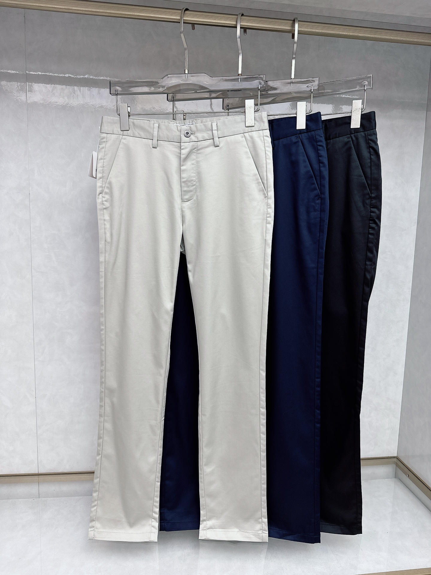 NO:152740,Hermès' new spring and summer products are available on the official website at the same time. Men's high-end business casual trousers, high-end imported fabrics, with elasticity, and the back pocket is embellished with the latest hardware accessories this year, highlighting the brand's characteristics and has a trouser flavor!  The fabric is elastic on all sides, and it is free of any irritation based on the contact between people and skin. It is naturally shiny and soft. It has an impeccable detail. The upper body effect is excellent. It is perfect for both business and casual styles. It is an indispensable versatile product in the closet!  Number of codes 30-3837, hermes,alexander wang19860909爱马仕 春夏新品,官网同步有售,男士高端商务休闲西裤,高端进口面料,带弹力,后兜采用今年最新款五金配件点缀,彰显了品牌特质,颇具西裤风味！面料四面弹,依着人与肌肤接触无任何刺激,光泽自然柔和,完美的版型设计,细节无可挑剔,上身效果超棒,完美兼具商务与休闲风格穿搭,衣橱里必不可缺少的百搭臻品！ 码数30-3837,,hermes,alexander wang,Men's clothing