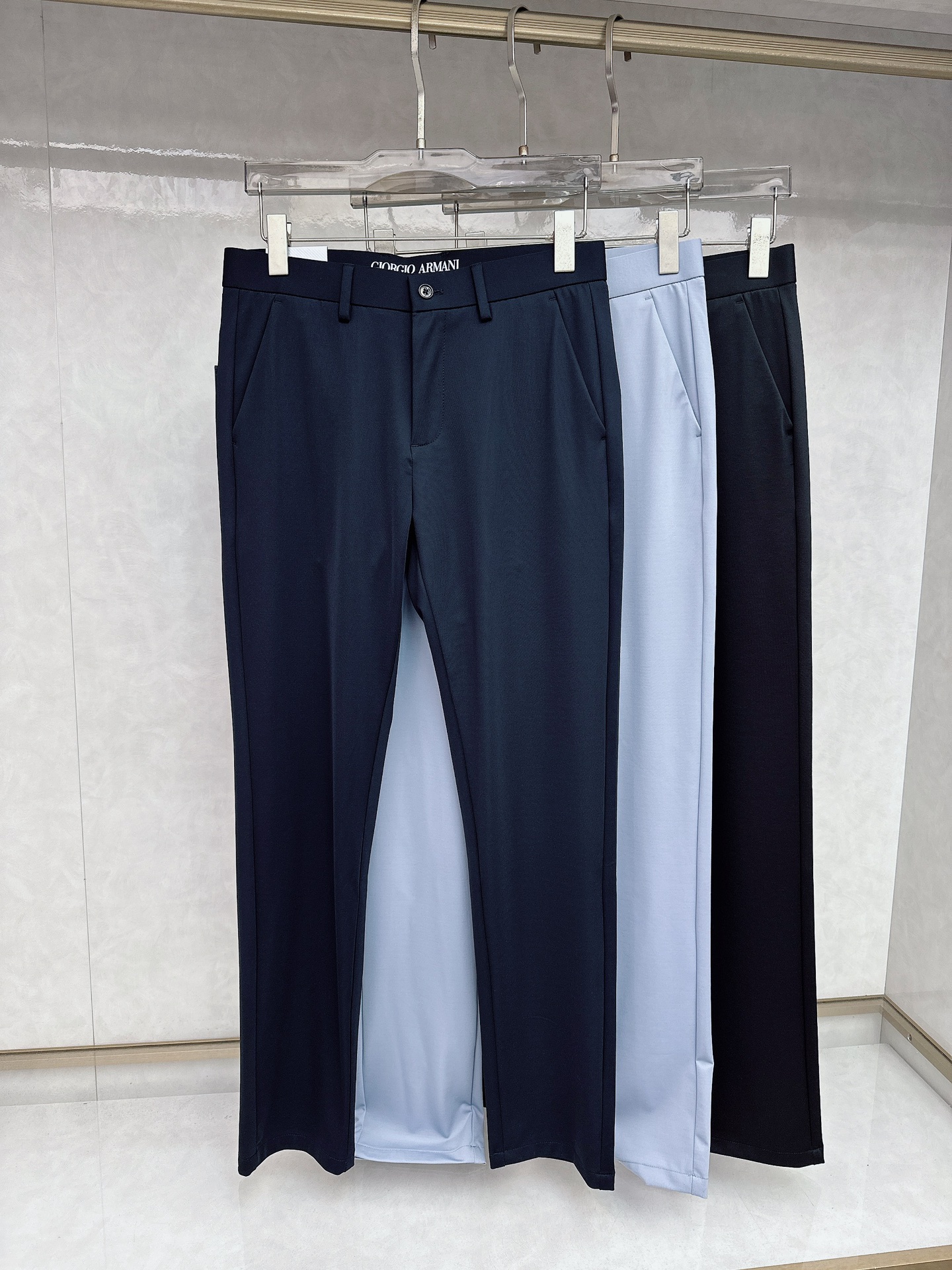 NO:152744,Armani's new spring and summer products are available on the official website at the same time. Men's high-end business casual trousers, high-end imported fabrics, with elasticity, and the back pocket is embellished with the latest hardware accessories this year, highlighting the brand's characteristics and has a trouser flavor!  The fabric is elastic on all sides, and it is free of any irritation based on the contact between people and skin. It is naturally shiny and soft. It has an impeccable detail. The upper body effect is excellent. It is perfect for both business and casual styles. It is an indispensable versatile product in the closet!  Number of codes 30-3837, Armani,alexander wang19860909阿玛尼 春夏新品,官网同步有售,男士高端商务休闲西裤,高端进口面料,带弹力,后兜采用今年最新款五金配件点缀,彰显了品牌特质,颇具西裤风味！面料四面弹,依着人与肌肤接触无任何刺激,光泽自然柔和,完美的版型设计,细节无可挑剔,上身效果超棒,完美兼具商务与休闲风格穿搭,衣橱里必不可缺少的百搭臻品！ 码数30-3837,,armani,alexander wang,Men's clothing