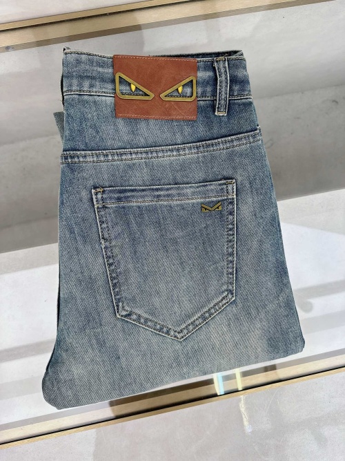 Fendi 2025 Spring/Summer Premium Denim Jeans - Original Hardware Detailing 1 Fendi 2025 Spring/Summer Premium Denim Jeans - Original Hardware Detailing