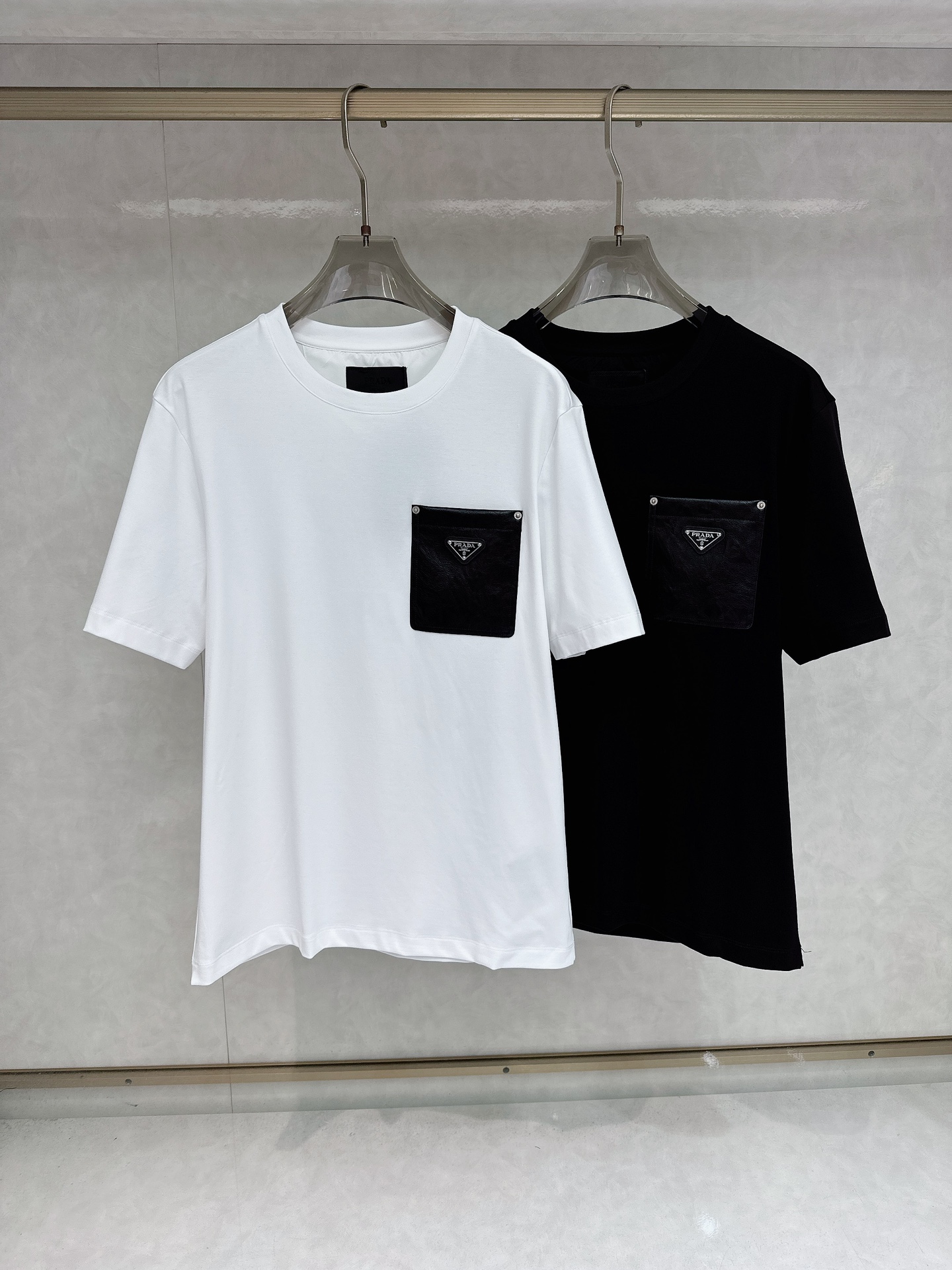 NO:162399,The latest pure cotton material of the ss masked ss black label series 32s ss masked pure cotton is soft and comfortable to wear on the body, skin-friendly and breathable. The whole style perfectly follows the family tone. The classic brand logo of the silhouette on the chest is based on environmental protection, and the classic craftsmanship is made of plant fibers to perfectly present the painting. In terms of color, there are two options: classic and versatile black and fresh white. Black looks slim and versatile, while white looks clean and neat. The upper body style design is superb!  It can well modify the body and easily have a good figure. And it has a high comfort level!  Whether it is daily outfits or participating in various occasions, you can easily hold it.M-3xl, Moncler, alexander wang19860909蒙口 ss黑标系列32ss蒙家纯棉最新纯棉材质穿在身上柔软舒适,亲肤透气 .整个画风完美沿袭了族基调,胸前蒙口经典品牌标识以环保为理念,用植物纤维做经典工艺烫画完美呈现,颜色方面,有经典百搭的黑色和清新脱俗的白色两种选择.黑色显瘦又百搭,白色则显得干净利落.上身版型设计超赞！能很好地修饰身材,轻松拥有好身材.而且它的舒适度很高！无论是日常穿搭还是参加各种场合,都能轻松hold住.M-3xl,,Moncler,alexander wang,Men's clothing