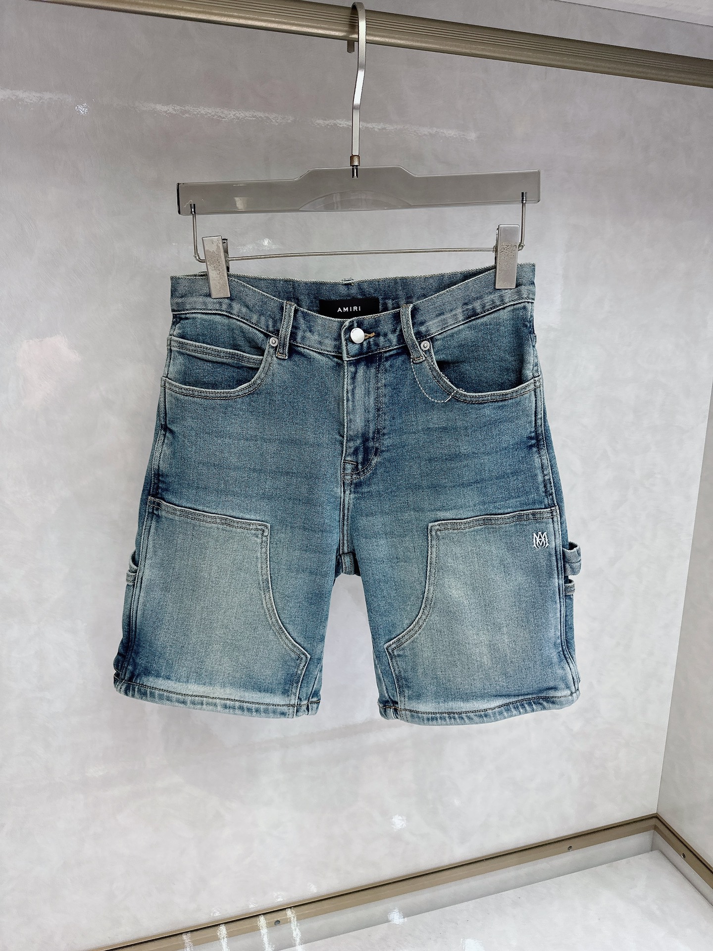 NO:162425,25S new trendy men's fashionable casual denim shorts, high-end European version original single, trendy and fashionable casual, breathable and comfortable, impeccable details, brand element design concept, reflecting high quality. It presents casual cut, and the upper body style is superb!  Number of codes 29-38, shorts, alexander wang1986090925S新款潮男时尚休闲牛仔短裤,高端欧版原单,潮流时尚休闲 透气舒适度高,细节无可挑剔,品牌元素设计理念,体现高品质.呈现休闲裁剪,上身版型超赞！ 码数29-38,,shorts,alexander wang,Men's clothing