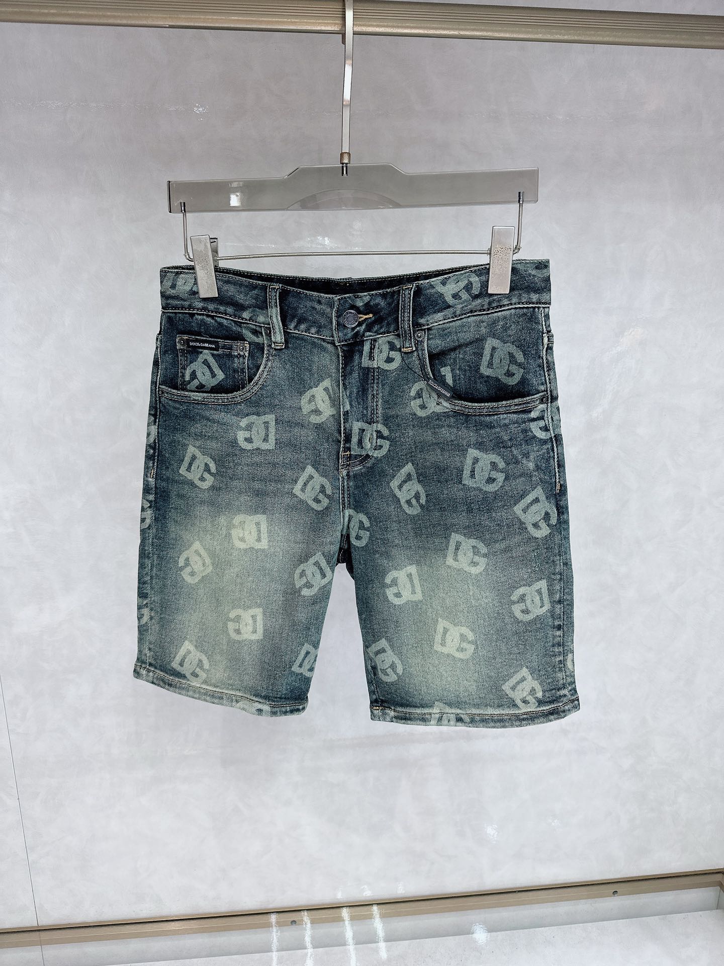 NO:162430,DG 25S new trendy men's fashionable casual denim shorts, high-end European version original single, trendy and fashionable casual, breathable and comfortable, impeccable details, brand element design concept, reflecting high quality. It presents casual cut, and the upper body style is superb!  Number of codes 29-38, Dolce & Gabbana, shorts, alexander wang19860909DG 25S新款潮男时尚休闲牛仔短裤,高端欧版原单,潮流时尚休闲 透气舒适度高,细节无可挑剔,品牌元素设计理念,体现高品质.呈现休闲裁剪,上身版型超赞！ 码数29-38,,Dolce&Gabbana,shorts,alexander wang,Men's clothing