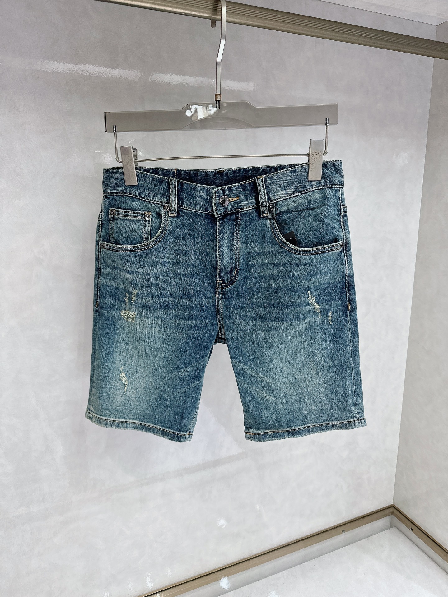 NO:162432,Prada 25S new trendy men's fashionable casual denim shorts, high-end European version original single, trendy and fashionable casual, breathable and comfortable, impeccable details, brand element design concept, reflecting high quality. It presents casual cut, and the upper body style is superb!  Number of codes 29-38, prada, shorts, alexander wang19860909普拉达 25S新款潮男时尚休闲牛仔短裤,高端欧版原单,潮流时尚休闲 透气舒适度高,细节无可挑剔,品牌元素设计理念,体现高品质.呈现休闲裁剪,上身版型超赞！ 码数29-38,,prada,shorts,alexander wang,Men's clothing