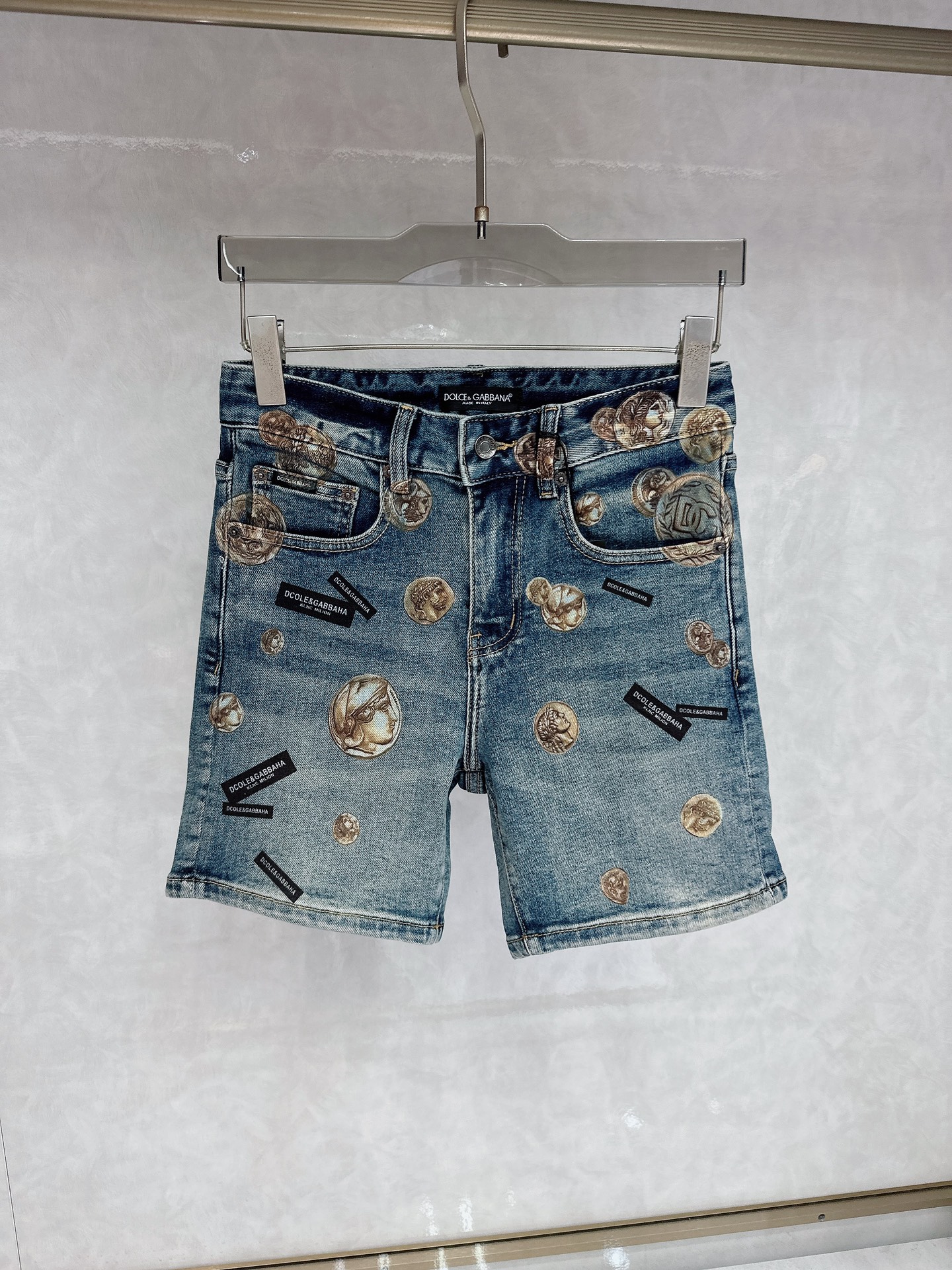 NO:162435,DG 25S new trendy men's fashionable casual denim shorts, high-end European version original single, trendy and fashionable casual, breathable and comfortable, impeccable details, brand element design concept, reflecting high quality. It presents casual cut, and the upper body style is superb!  Number of codes 29-38, Dolce & Gabbana, shorts, alexander wang19860909DG 25S新款潮男时尚休闲牛仔短裤,高端欧版原单,潮流时尚休闲 透气舒适度高,细节无可挑剔,品牌元素设计理念,体现高品质.呈现休闲裁剪,上身版型超赞！ 码数29-38,,Dolce&Gabbana,shorts,alexander wang,Men's clothing