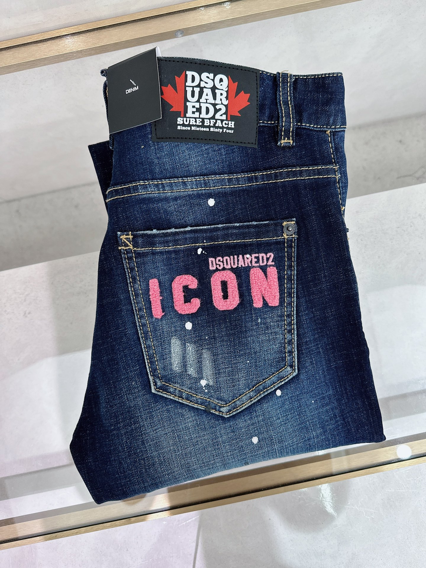 NO:162438,D2 Spring and summer new models are available in stock, original single hot jeans are super customized, original hardware, super heavy industry technology, excellent version, impeccable details!  The style is not picky, it is very high-end, and the good products are not waiting for everyone. If you like it, hurry up and start, size 29-38, jeans, alexander wang19860909D2 春夏新款现货上市,原单爆款牛仔裤超级定制款,原版五金,超级重工工艺,版型超赞细节做工无可挑剔！款式不挑人,特别高档,好货不等人,看中赶紧下手,尺码29-38,,jeans,alexander wang,Men's clothing