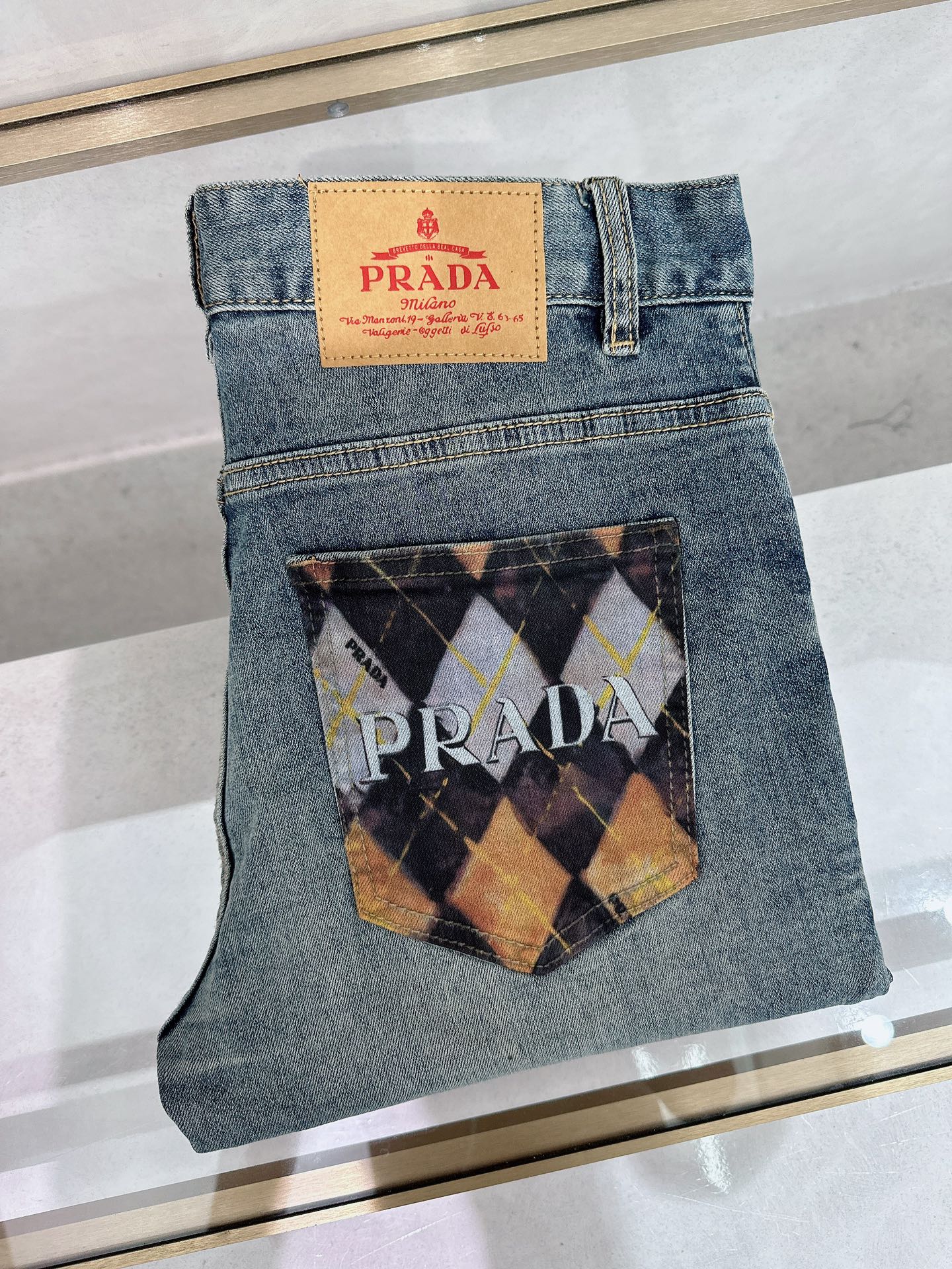 NO:162421,Guqi's new spring and summer models are on the market in stock, original single hot jeans are super customized, original hardware, super heavy industry technology, excellent style, impeccable details!  The style is not picky, it is very high-end, and the good products are not waiting for everyone. If you like it, hurry up and start, size 29-38, jeans, alexander wang19860909古奇 春夏新款现货上市,原单爆款牛仔裤超级定制款,原版五金,超级重工工艺,版型超赞细节做工无可挑剔！款式不挑人,特别高档,好货不等人,看中赶紧下手,尺码29-38,,jeans,alexander wang,Men's clothing