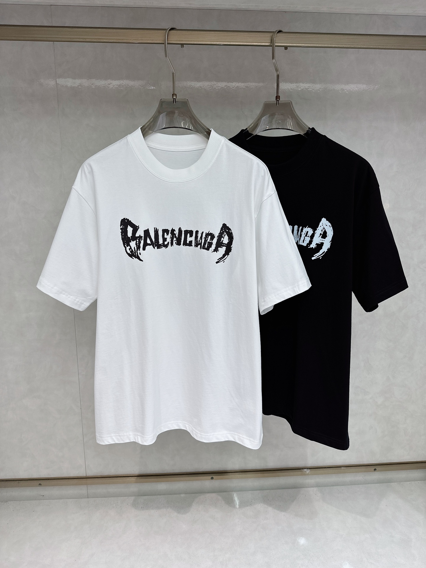 NO:162416,Balenciaga Ss spring and summer latest short-sleeved T-shirt, soft touch, comfortable to wear, fine workmanship. The upper body effect is invincible and handsome, size number M-3xl,,balenciaga,T-shirt,tees,t-shirt,alexander wang19860909巴黎世家 Ss春夏最新款短袖T恤,手感柔软,穿着舒适,做工精细.上身效果无敌帅气,码数 M-3xl,,balenciaga,T-shirt,tees，t-shirt,alexander wang,Men's clothing