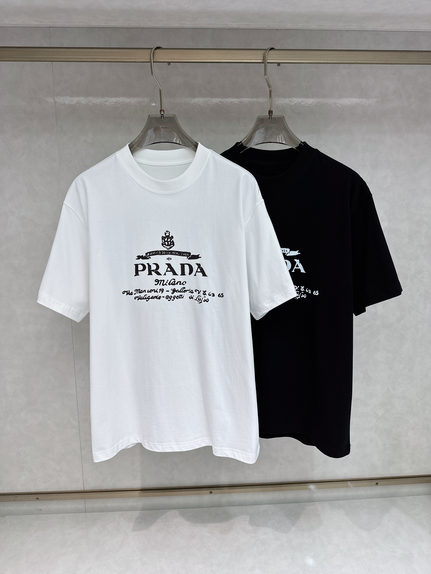 NO:162419,Prada SS Spring and Summer latest short-sleeved T-shirt, soft touch, comfortable wearing, fine workmanship. The upper body effect is invincible and handsome, size number M-3xl, prada, T-shirt,tees, t-shirt,alexander wang19860909普拉达 Ss春夏最新款短袖T恤,手感柔软,穿着舒适,做工精细.上身效果无敌帅气,码数 M-3xl,,prada,T-shirt,tees，t-shirt,alexander wang,Men's clothing