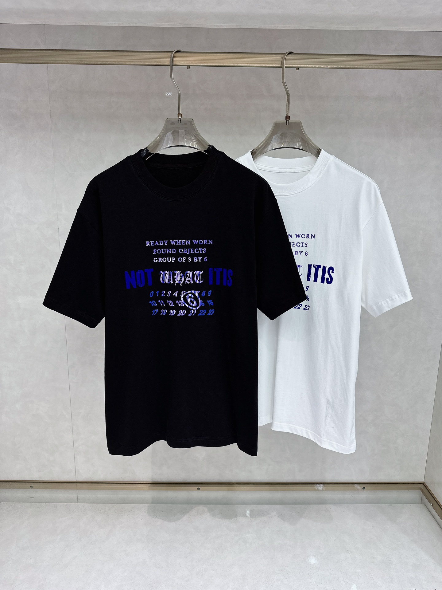 NO:162422,Magila SS's latest short-sleeved T-shirt in spring and summer, soft touch, comfortable to wear, fine workmanship. The upper body effect is invincible and handsome, size number M-3xl,,masion margiela,T-shirt,tees,t-shirt,alexander wang19860909马吉拉 Ss春夏最新款短袖T恤,手感柔软,穿着舒适,做工精细.上身效果无敌帅气,码数 M-3xl,,masion margiela,T-shirt,tees，t-shirt,alexander wang,Men's clothing