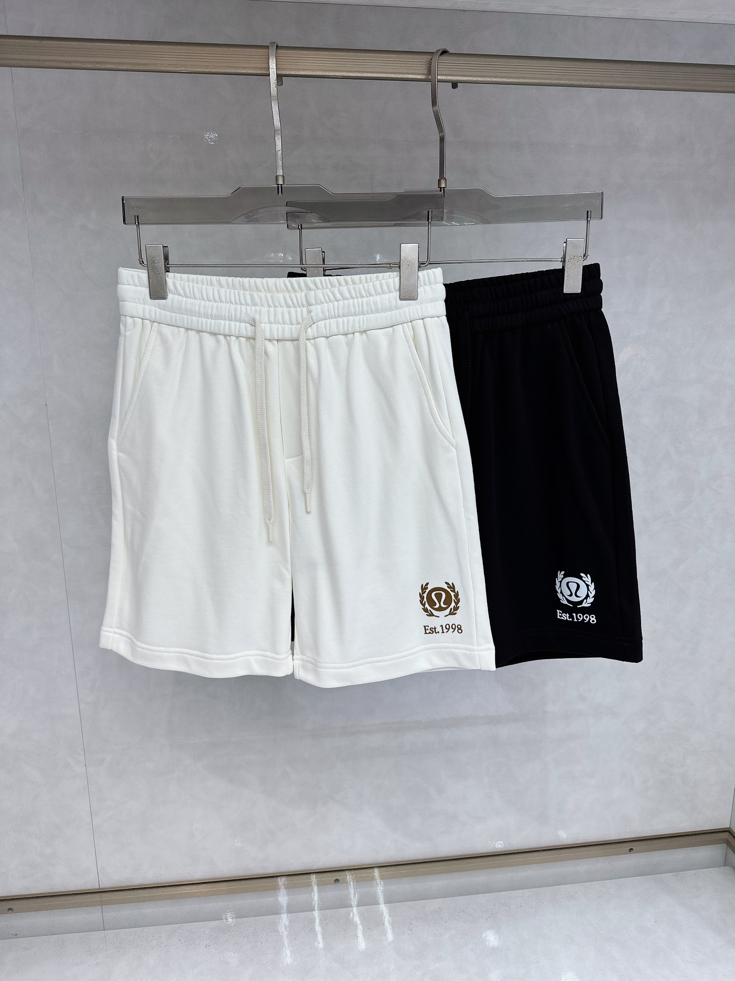 NO:162401,New spring and summer elastic casual shorts, customized fabric, breathable and comfortable, impeccable details, brand element design concept, reflecting high quality. The feel is delicate and soft!  It is casually cut, with a great upper body style!  Code number M-4xl, shorts, alexander wang1986090925春夏新款松紧带休闲短裤,定制面料 透气舒适度高,细节无可挑剔,品牌元素设计理念,体现高品质.手感细腻柔软！呈现休闲裁剪,上身版型超赞！码数M-4xl,,shorts,alexander wang,Men's clothing