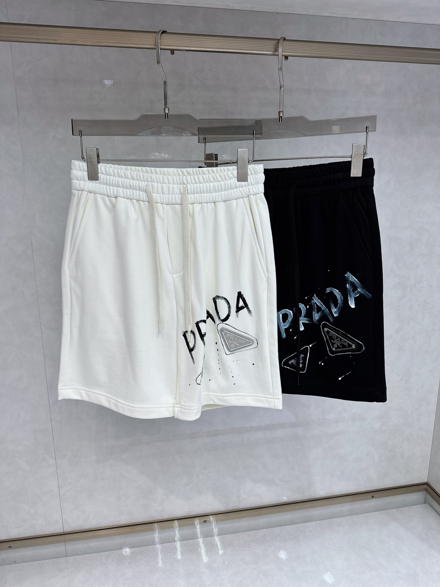 NO:162403,Prada 25 spring and summer new elastic strap casual shorts, customized fabric, breathable and comfortable, impeccable details, brand element design concept, reflecting high quality. It feels delicate and soft!  It is casually cut, with a great upper body style!  Code number M-4xl, prada, shorts, alexander wang19860909普拉达 25春夏新款松紧带休闲短裤,定制面料 透气舒适度高,细节无可挑剔,品牌元素设计理念,体现高品质.手感细腻柔软！呈现休闲裁剪,上身版型超赞！码数M-4xl,,prada,shorts,alexander wang,Men's clothing