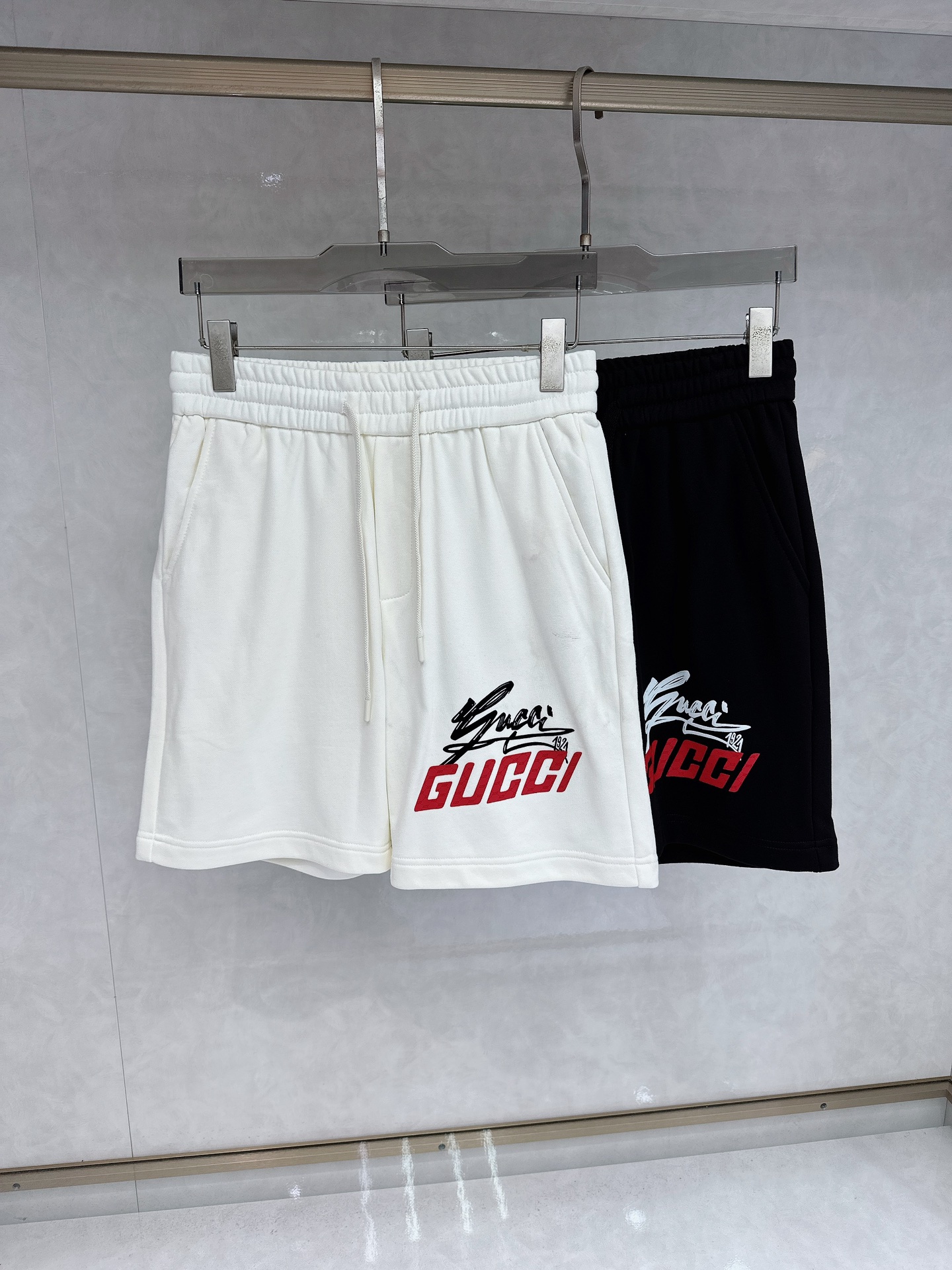 NO:162405,Guqi 25 spring and summer new elastic strap casual shorts, customized fabric, breathable and comfortable, impeccable details, brand element design concept, reflecting high quality. It feels delicate and soft!  It is casually cut, with a great upper body style!  Code number M-4xl, shorts, alexander wang19860909古奇 25春夏新款松紧带休闲短裤,定制面料 透气舒适度高,细节无可挑剔,品牌元素设计理念,体现高品质.手感细腻柔软！呈现休闲裁剪,上身版型超赞！码数M-4xl,,shorts,alexander wang,Men's clothing