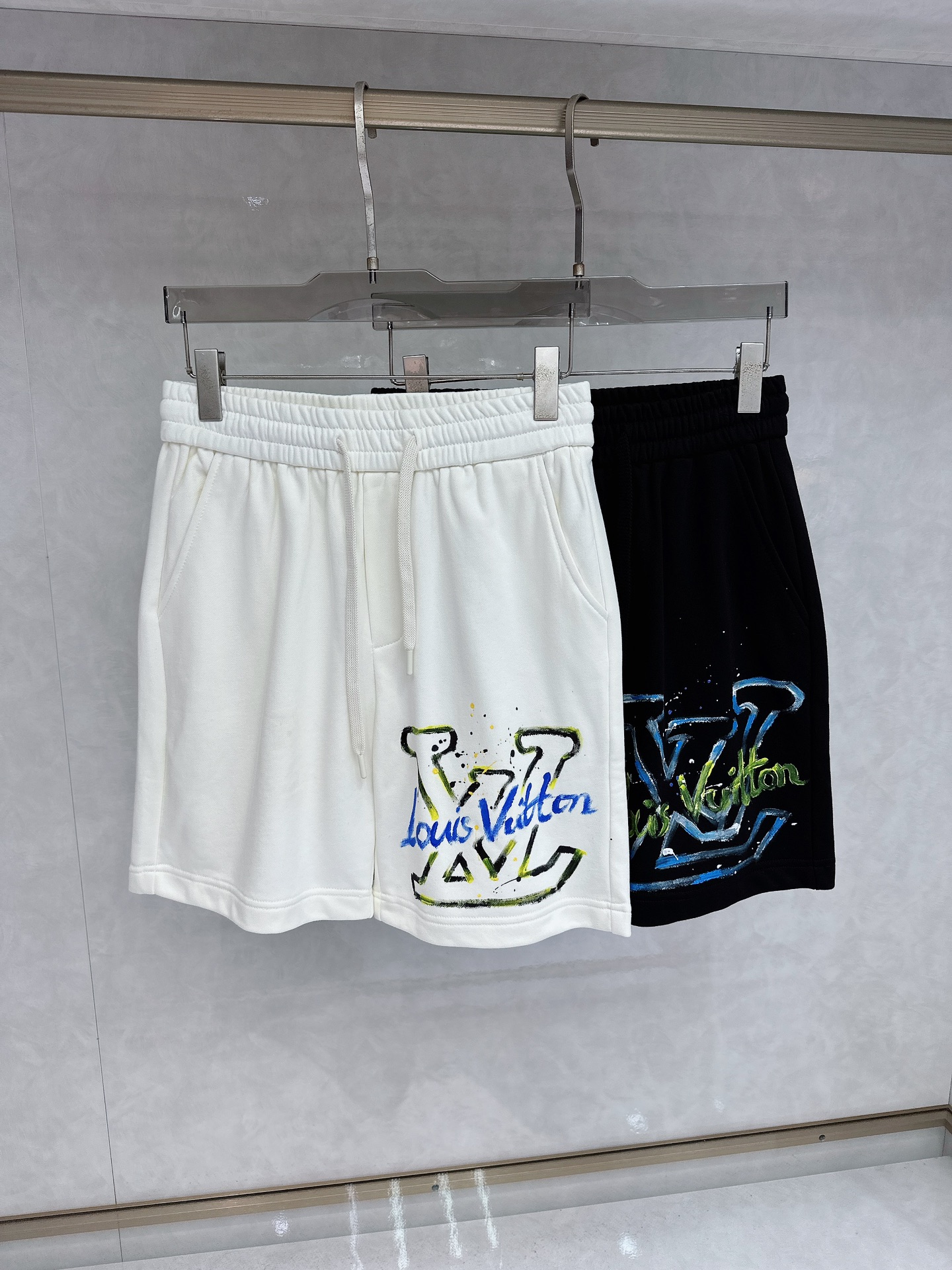 NO:162407,LV 25 spring and summer new elastic strap casual shorts, customized fabric, breathable and comfortable, impeccable details, brand element design concept, reflecting high quality. It feels delicate and soft!  It is casually cut, with a great upper body style!  Code number M-4xl, louis vuitton, shorts, alexander wang19860909LV 25春夏新款松紧带休闲短裤,定制面料 透气舒适度高,细节无可挑剔,品牌元素设计理念,体现高品质.手感细腻柔软！呈现休闲裁剪,上身版型超赞！码数M-4xl,,louis vuitton,shorts,alexander wang,Men's clothing
