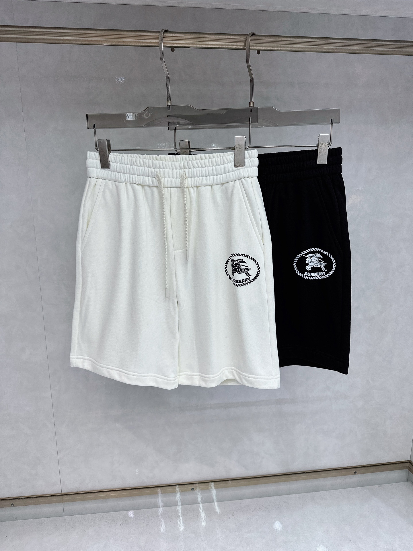 NO:162409,Burberry's new spring and summer elastic casual shorts, customized fabric, breathable and comfortable, impeccable details, brand element design concept, reflecting high quality. It feels delicate and soft!  It is casually cut, with a great upper body style!  Code number M-4xl, burberry, shorts, alexander wang19860909巴宝莉 25春夏新款松紧带休闲短裤,定制面料 透气舒适度高,细节无可挑剔,品牌元素设计理念,体现高品质.手感细腻柔软！呈现休闲裁剪,上身版型超赞！码数M-4xl,,burberry,shorts,alexander wang,Men's clothing