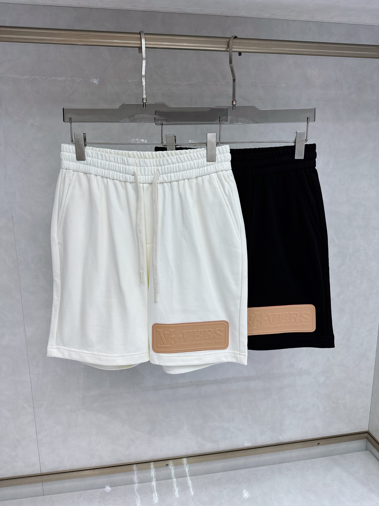 NO:162411,LV 25 spring and summer new elastic strap casual shorts, customized fabric, breathable and comfortable, impeccable details, brand element design concept, reflecting high quality. It feels delicate and soft!  It is casually cut, with a great upper body style!  Code number M-4xl, louis vuitton, shorts, alexander wang19860909LV 25春夏新款松紧带休闲短裤,定制面料 透气舒适度高,细节无可挑剔,品牌元素设计理念,体现高品质.手感细腻柔软！呈现休闲裁剪,上身版型超赞！码数M-4xl,,louis vuitton,shorts,alexander wang,Men's clothing