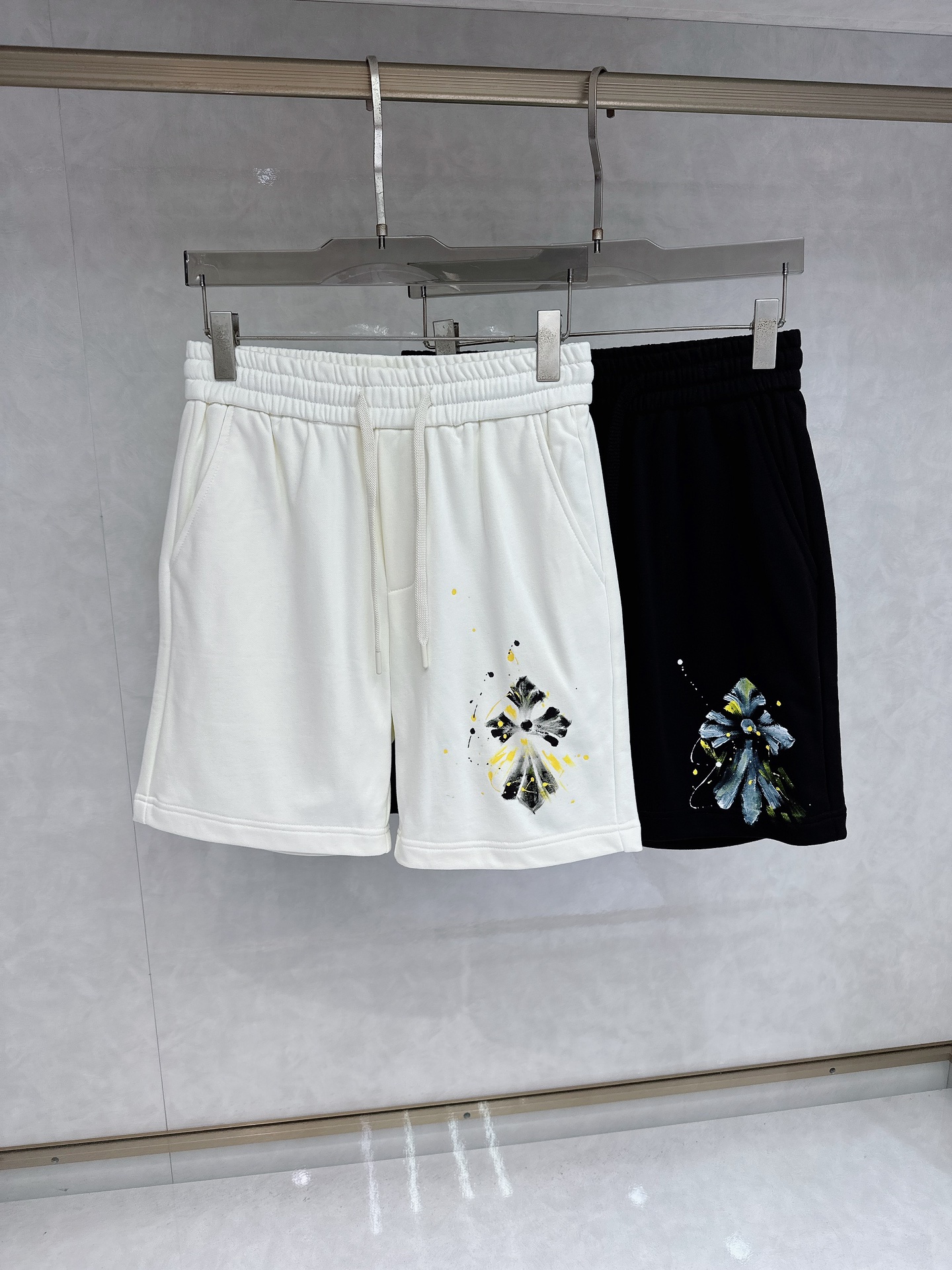 NO:162413,Croxin 25 spring and summer new elastic strap casual shorts, customized fabric, breathable and comfortable, impeccable details, brand element design concept, reflecting high quality. The feel is delicate and soft!  It is casually cut, with a great upper body style!  Code number M-4xl, chrome hearts, shorts, alexander wang19860909克罗心 25春夏新款松紧带休闲短裤,定制面料 透气舒适度高,细节无可挑剔,品牌元素设计理念,体现高品质.手感细腻柔软！呈现休闲裁剪,上身版型超赞！码数M-4xl,,chrome hearts,shorts,alexander wang,Men's clothing