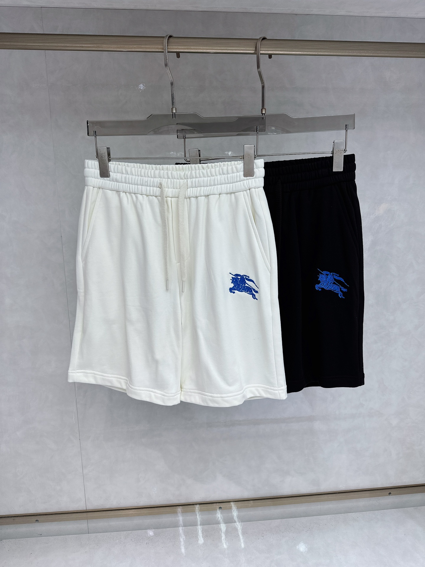 NO:162414,Burberry's new spring and summer elastic casual shorts, customized fabric, breathable and comfortable, impeccable details, brand element design concept, reflecting high quality. It feels delicate and soft!  It is casually cut, with a great upper body style!  Code number M-4xl, burberry, shorts, alexander wang19860909巴宝莉 25春夏新款松紧带休闲短裤,定制面料 透气舒适度高,细节无可挑剔,品牌元素设计理念,体现高品质.手感细腻柔软！呈现休闲裁剪,上身版型超赞！码数M-4xl,,burberry,shorts,alexander wang,Men's clothing