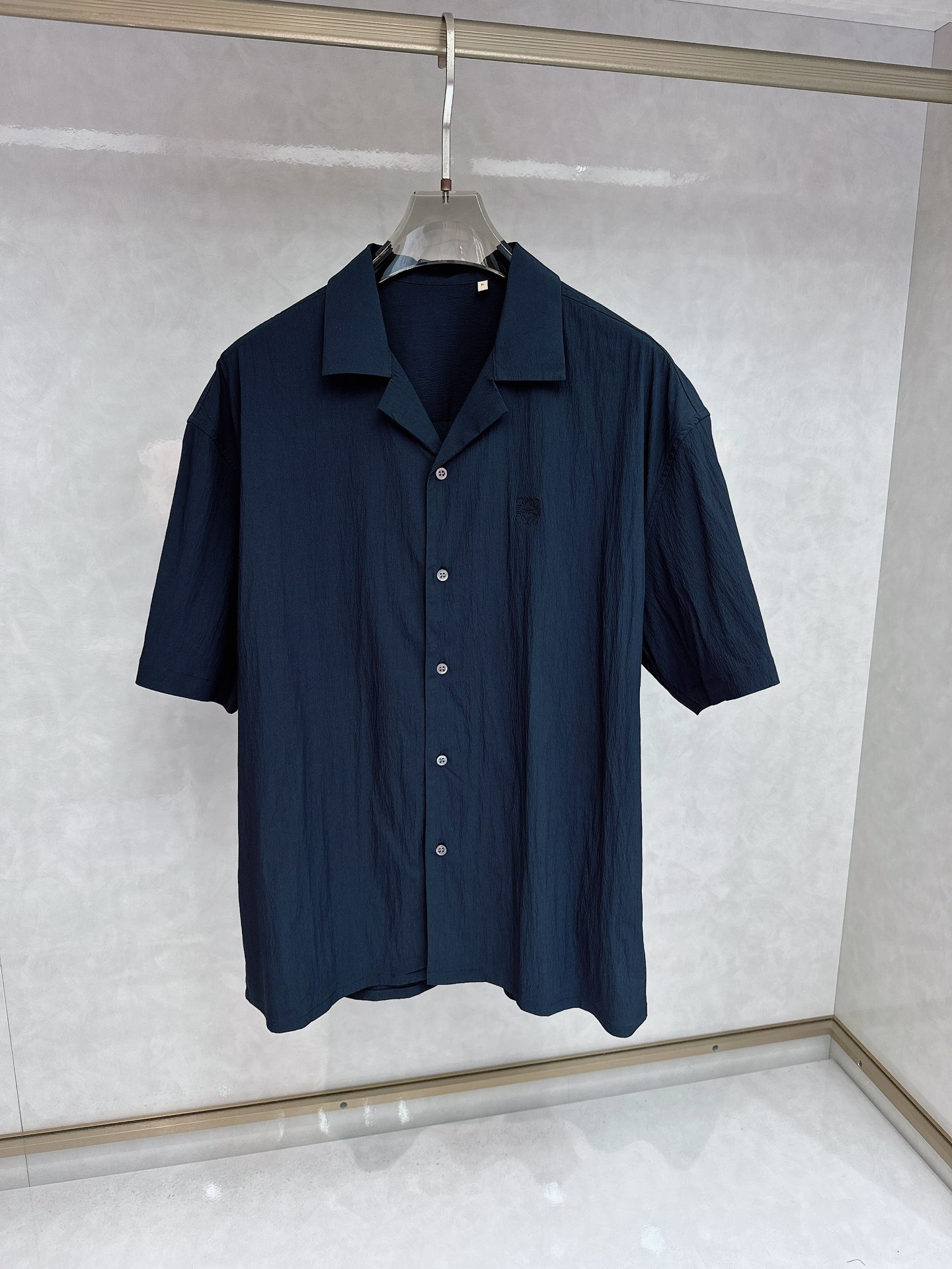 NO:162406,Luo Yiwei 25 spring and summer fashion short-sleeved shirt!  100 pure cotton woven bubble fabrics are selected, with excellent texture and comfort, the fabric texture is unique, the exquisite embossing process, and extremely luxurious and special fabrics. The buttons are natural deep-sea shell buckles, each with unique patterns and excellent luster. The design point LO*WE brand concept is to combine traditional craftsmanship with modern fashion to create unique products!  Using classic brand elements, from the main fabric to the detailed craftsmanship, all of which show the ingenuity of quality. The chest is decorated with a classic iconic brand embroidery body to light up the sight and create a unique product charm. This classic wardrobe item can be worn with formal trousers to create a classic look, or paired with jeans and shorts to create a more casual look. Size 38-42 Size 39 Shoulder width 56.5 Bust 114 Sleeves 23.5 Sleeves 73 (loose version), loewe, shorts, jeans, shirts, T-shirts, alexander wang19860909罗意威 25春夏时装款短袖衬衫！ 甄选100支纯棉色织泡泡布料,质感与舒适度绝佳,面料肌理形态别致,绝妙的压纹工艺,极为奢华特殊的面料. 纽扣为天然深海贝壳扣,每粒都有着独一无二的纹路,光泽感极好. 设计点LO*WE品牌理念是将传统工艺与现代时尚相结合,创造出独具特色的产品！运用了经典的品牌元素,从主体面料到细节工艺,无不彰显出品质的匠心所在,胸前饰有经典标志性品牌刺绣体点亮视线,创造出独具特色的产品魅力.这款衣橱经典单品,可搭配正装长裤穿着,打造经典造型,亦可与牛仔裤 短裤搭配,打造更加休闲的造型. 尺码38-42 39码 肩宽56.5 胸围114 袖长23.5 衣长73（宽松版）,,loewe,shorts,jeans,shirts,T-shirt,alexander wang,Men's clothing