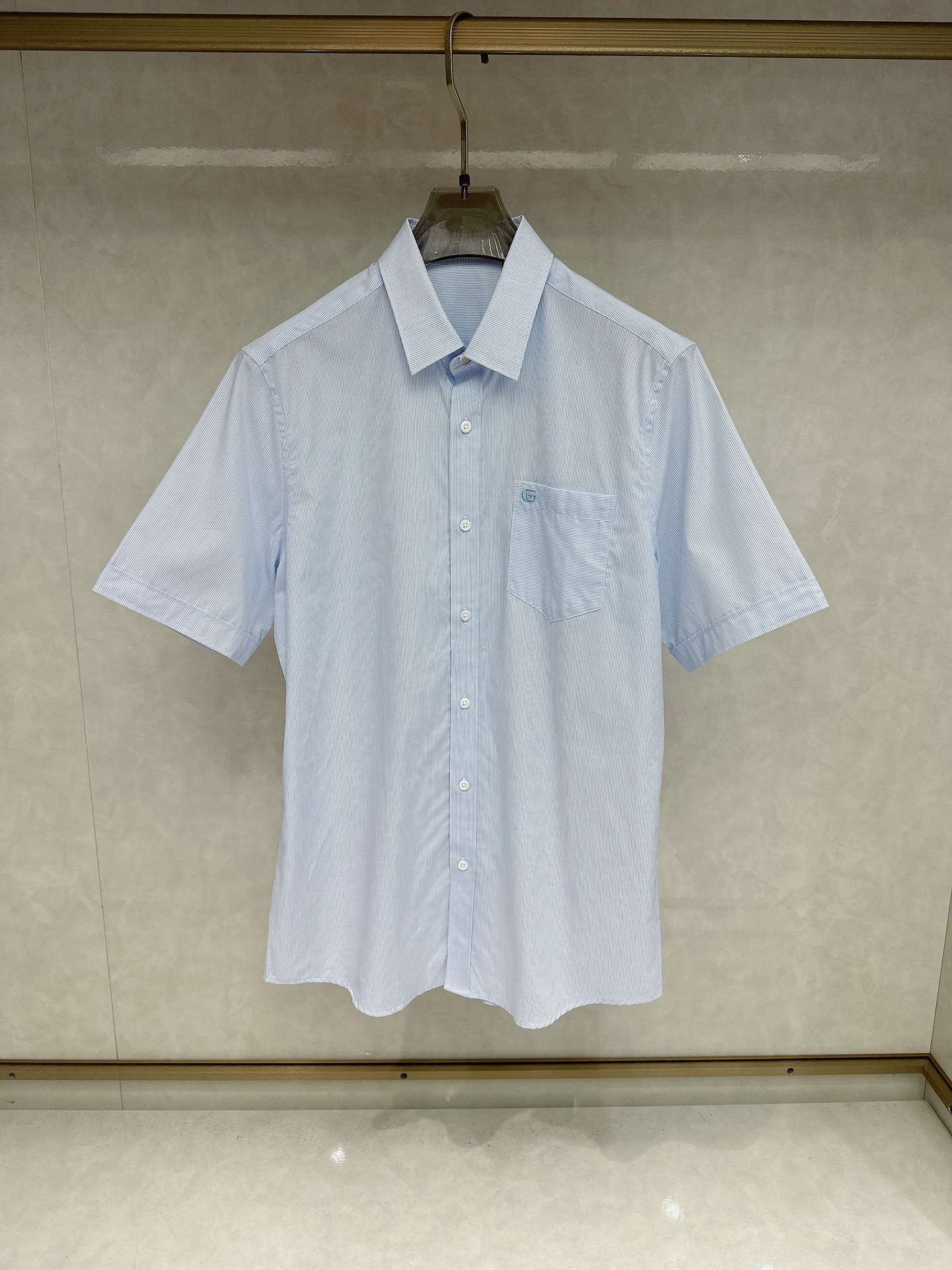 NO:162408,Guqi 25 spring and summer fashion short-sleeved shirt!  The top Swiss ALUMO Arum company selected 100 pure cotton woven fine striped fabrics, which have been processed without ironing. The fabric has a high texture and comfort, excellent gloss, excellent skin-friendliness and breathability, and the texture exudes a sense of luxury and gorgeousness!  The buttons are natural deep-sea shell buckles, each with unique patterns and a great luster. The neckline is made of metal buckles forged by top electroplating alloy craftsmanship, and are engraved with exquisite logos, showing a sense of luxury!  Design point In the Spring and Summer series of 2019, G Home Creative Director Sabato De Sarno, with the main concept of durability and fitting tailoring, carefully created basic men's items to inject new ideas into men's wardrobe. This shirt is made of white and light blue striped cotton poplin. The design of the front chest patch pocket has a strong visual sense, enhancing the sense of fashion. The chest is decorated with a classic double G logo, which is very labeled and perfectly boasts the identity of the brand!  The neckline is decorated with metal buckles, showing the eye-catching charm. The details are full of ingenuity. The metal buttons embellished with the neckline enhance the overall vision and high-end feeling. The three-dimensional effect silhouette design brings visual novelty to the classic proportions of the basic men's clothing items. The type that quality control and shirt control players must-have, and the item that is hard to come by!  Size 38-42 Size 39 Shoulder width 44.6 Bust 106 Sleeve length 24 Clothes length 76, gucci,shirts,T-shirt,alexander wang19860909古奇 25春夏时装款短袖衬衫！ 甄选的顶级瑞士ALUMO阿鲁姆公司100支纯棉色织细条纹面料,经过免烫工艺处理,面料质感与舒适度极高,光泽度极好,亲肤性与透气性绝佳,肌理透着高级奢华感和华丽感！ 纽扣为天然深海贝壳扣,每粒都有着独一无二的纹路,光泽感极好.领口采用顶尖电镀合金工艺锻造的金属扣,上面镌刻有精美LOGO,尽显奢侈感！ 设计点在年春夏系列中,G家创作总监Sabato De Sarno以经久耐穿和合身剪裁为主要理念,精心打造男士基本款单品,为男士衣橱注入新意.这款衬衫以白色和浅蓝色条纹棉府绸匠心打造.前胸贴袋的设计,视觉感极强,提升了时尚感,胸前饰有经典双G标识,非常标签化,完美标榜了品牌的身份！领口匠心缀饰金属扣,彰显吸睛亮眼魅力. 细节处处尽显匠心,领口点缀的金属钮扣提升了整体视觉以及高级感,立体效果廓形设计为男装基础款单品的经典比例带来视觉新意,品控族与衬衫控族必入的类型,可遇而不可求的单品！ 尺码38-42 39码 肩宽44.6 胸围106 袖长24 衣长76,,gucci,shirts,T-shirt,alexander wang,Men's clothing