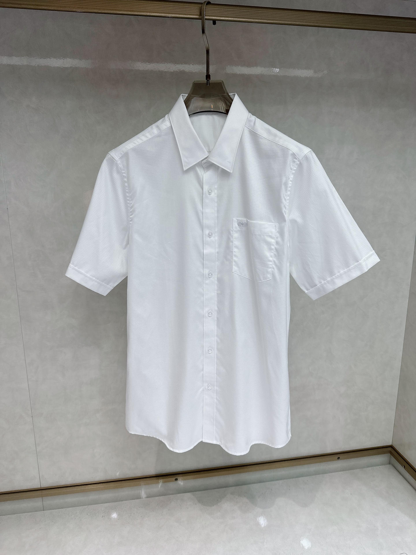 NO:162410,Ferragamo 25 spring and summer fashion short-sleeved shirt!  The top Swiss ALUMO Arum company selected 100 pure cotton woven fine striped fabrics, which have been processed without ironing. The fabric has a high texture and comfort, excellent gloss, excellent skin-friendliness and breathability, and the texture exudes a sense of luxury and gorgeousness!  The buttons are natural deep-sea shell buckles, each with unique patterns and a great luster. The neckline is made of metal buckles forged by top electroplating alloy craftsmanship, and are engraved with exquisite logos, showing a sense of luxury!  Design point In the Spring and Summer series of 2019, G Home Creative Director Sabato De Sarno, with the main concept of durability and fitting tailoring, carefully created basic men's items to inject new ideas into men's wardrobe. This shirt is made of white and light blue striped cotton poplin. The design of the front chest patch pocket has a strong visual sense, enhancing the sense of fashion. The chest is decorated with a classic double G logo, which is very labeled and perfectly boasts the identity of the brand!  The neckline is decorated with metal buckles, showing the eye-catching charm. The details are full of ingenuity. The metal buttons embellished with the neckline enhance the overall vision and high-end feeling. The three-dimensional effect silhouette design brings visual novelty to the classic proportions of the basic men's clothing items. The type that quality control and shirt control players must-have, and the item that is hard to come by!  Size 38-42 Size 39 Shoulder width 44.6 Bust 106 Sleeve length 24 Clothes length 76, ferragamo,gucci,shirts,T-shirt,alexander wang19860909菲拉格慕 25春夏时装款短袖衬衫！ 甄选的顶级瑞士ALUMO阿鲁姆公司100支纯棉色织细条纹面料,经过免烫工艺处理,面料质感与舒适度极高,光泽度极好,亲肤性与透气性绝佳,肌理透着高级奢华感和华丽感！ 纽扣为天然深海贝壳扣,每粒都有着独一无二的纹路,光泽感极好.领口采用顶尖电镀合金工艺锻造的金属扣,上面镌刻有精美LOGO,尽显奢侈感！ 设计点在年春夏系列中,G家创作总监Sabato De Sarno以经久耐穿和合身剪裁为主要理念,精心打造男士基本款单品,为男士衣橱注入新意.这款衬衫以白色和浅蓝色条纹棉府绸匠心打造.前胸贴袋的设计,视觉感极强,提升了时尚感,胸前饰有经典双G标识,非常标签化,完美标榜了品牌的身份！领口匠心缀饰金属扣,彰显吸睛亮眼魅力. 细节处处尽显匠心,领口点缀的金属钮扣提升了整体视觉以及高级感,立体效果廓形设计为男装基础款单品的经典比例带来视觉新意,品控族与衬衫控族必入的类型,可遇而不可求的单品！ 尺码38-42 39码 肩宽44.6 胸围106 袖长24 衣长76,,ferragamo,gucci,shirts,T-shirt,alexander wang,Men's clothing