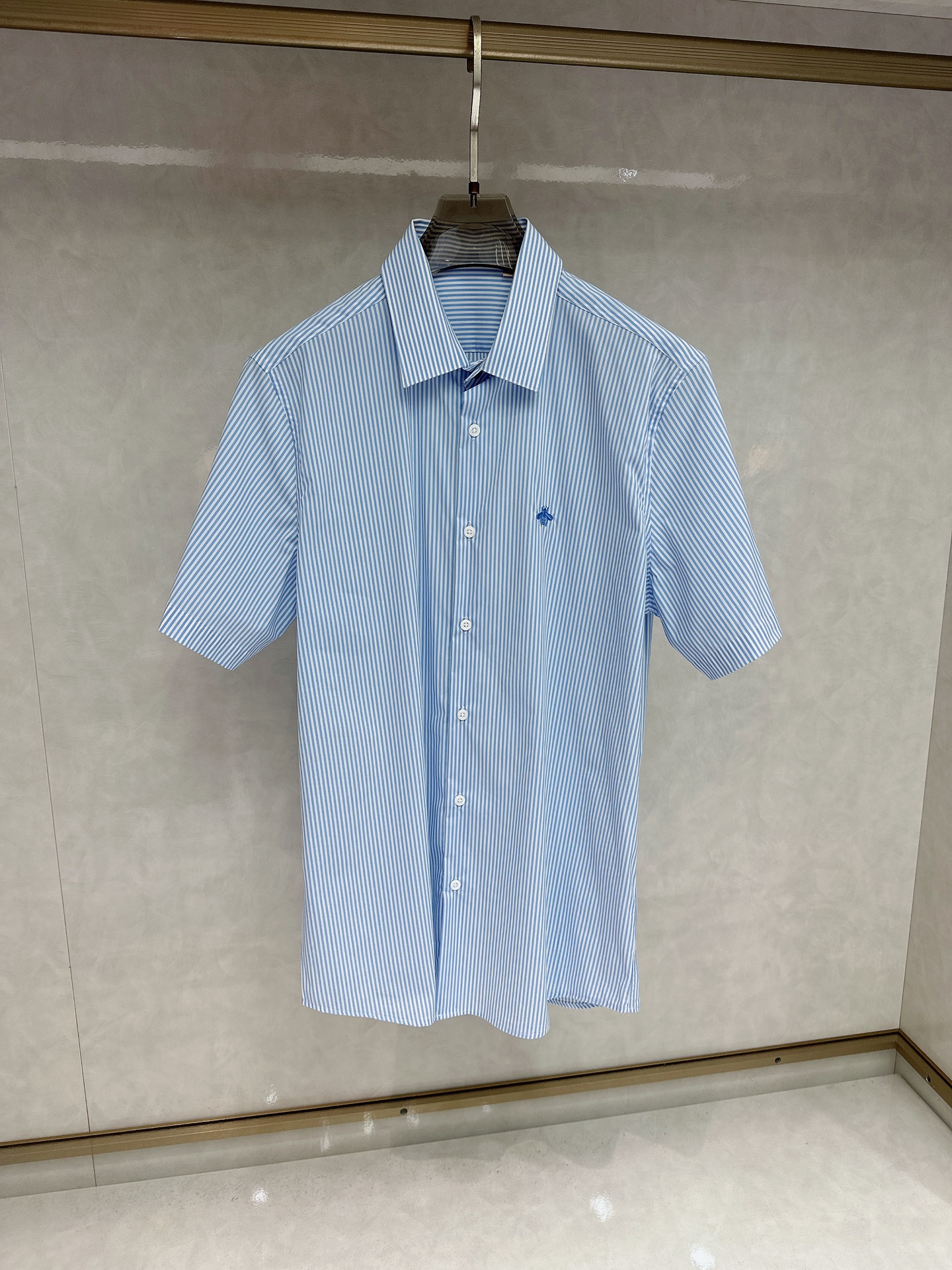 NO:162412,Dior 25 spring and summer fashion short-sleeved shirt!  The top Swiss ALUMO Arum company selected 100 pure cotton woven fine striped fabrics, which have been processed without ironing. The fabric has a high texture and comfort, excellent gloss, excellent skin-friendliness and breathability, and the texture exudes a sense of luxury and gorgeousness!  The buttons are natural deep-sea shell buckles, each with unique patterns and a great luster. The neckline is made of metal buckles forged by top electroplating alloy craftsmanship, and are engraved with exquisite logos, showing a sense of luxury!  Design point In the Spring and Summer series of 2019, G Home Creative Director Sabato De Sarno, with the main concept of durability and fitting tailoring, carefully created basic men's items to inject new ideas into men's wardrobe. This shirt is made of white and light blue striped cotton poplin. The design of the front chest patch pocket has a strong visual sense, enhancing the sense of fashion. The chest is decorated with a classic double G logo, which is very labeled and perfectly boasts the identity of the brand!  The neckline is decorated with metal buckles, showing the eye-catching charm. The details are full of ingenuity. The metal buttons embellished with the neckline enhance the overall vision and high-end feeling. The three-dimensional effect silhouette design brings visual novelty to the classic proportions of the basic men's clothing items. The type that quality control and shirt control players must-have, and the item that is hard to come by!  Size 38-42 Size 39 Shoulder width 44.6 Bust 106 Sleeve length 24 Clothes length 76, Dior, Gucci, Shirts, T-shirt, alexander wang19860909迪奥 25春夏时装款短袖衬衫！ 甄选的顶级瑞士ALUMO阿鲁姆公司100支纯棉色织细条纹面料,经过免烫工艺处理,面料质感与舒适度极高,光泽度极好,亲肤性与透气性绝佳,肌理透着高级奢华感和华丽感！ 纽扣为天然深海贝壳扣,每粒都有着独一无二的纹路,光泽感极好.领口采用顶尖电镀合金工艺锻造的金属扣,上面镌刻有精美LOGO,尽显奢侈感！ 设计点在年春夏系列中,G家创作总监Sabato De Sarno以经久耐穿和合身剪裁为主要理念,精心打造男士基本款单品,为男士衣橱注入新意.这款衬衫以白色和浅蓝色条纹棉府绸匠心打造.前胸贴袋的设计,视觉感极强,提升了时尚感,胸前饰有经典双G标识,非常标签化,完美标榜了品牌的身份！领口匠心缀饰金属扣,彰显吸睛亮眼魅力. 细节处处尽显匠心,领口点缀的金属钮扣提升了整体视觉以及高级感,立体效果廓形设计为男装基础款单品的经典比例带来视觉新意,品控族与衬衫控族必入的类型,可遇而不可求的单品！ 尺码38-42 39码 肩宽44.6 胸围106 袖长24 衣长76,,dior,gucci,shirts,T-shirt,alexander wang,Men's clothing