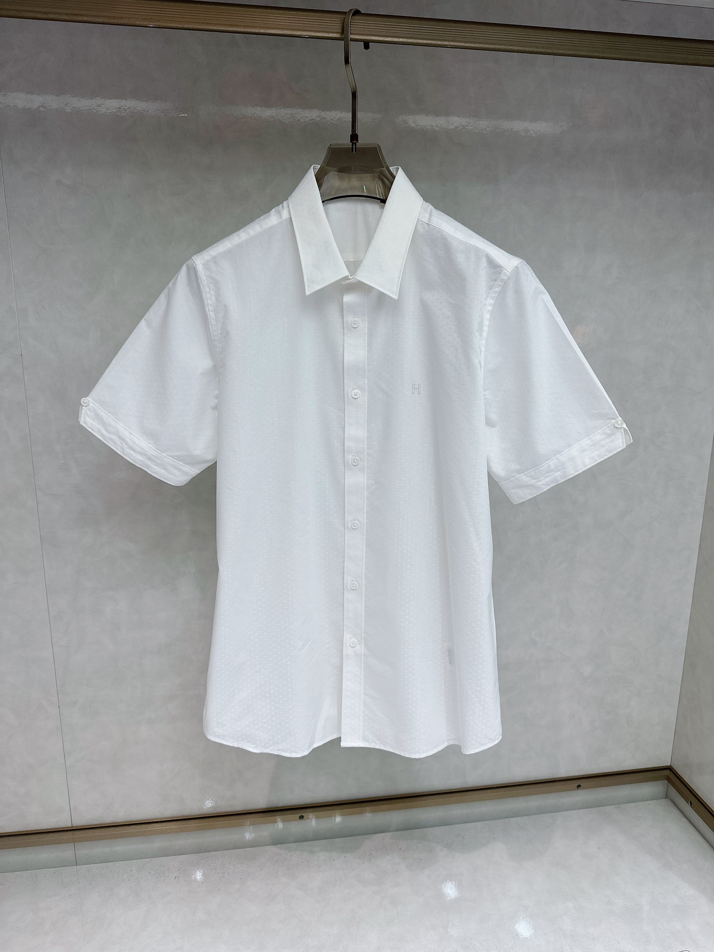 NO:162395,Hermes 25 spring and summer fashion short-sleeved shirt!  The top Swiss ALUMO Arum company selected 100 pure cotton woven fine striped fabrics, which have been processed without ironing. The fabric has a high texture and comfort, excellent gloss, excellent skin-friendliness and breathability, and the texture exudes a sense of luxury and gorgeousness!  The buttons are natural deep-sea shell buckles, each with unique patterns and a great luster. The neckline is made of metal buckles forged by top electroplating alloy craftsmanship, and are engraved with exquisite logos, showing a sense of luxury!  Design point In the Spring and Summer series of 2019, G Home Creative Director Sabato De Sarno, with the main concept of durability and fitting tailoring, carefully created basic men's items to inject new ideas into men's wardrobe. This shirt is made of white and light blue striped cotton poplin. The design of the front chest patch pocket has a strong visual sense, enhancing the sense of fashion. The chest is decorated with a classic double G logo, which is very labeled and perfectly boasts the identity of the brand!  The neckline is decorated with metal buckles, showing the eye-catching charm. The details are full of ingenuity. The metal buttons embellished with the neckline enhance the overall vision and high-end feeling. The three-dimensional effect silhouette design brings visual novelty to the classic proportions of the basic men's clothing items. The type that quality control and shirt control players must-have, and the item that is hard to come by!  Size 38-42 Size 39 Shoulder width 44.6 Bust 106 Sleeve length 24 Clothes length 76, hermes,gucci,shirts,T-shirt,alexander wang19860909爱马仕 25春夏时装款短袖衬衫！ 甄选的顶级瑞士ALUMO阿鲁姆公司100支纯棉色织细条纹面料,经过免烫工艺处理,面料质感与舒适度极高,光泽度极好,亲肤性与透气性绝佳,肌理透着高级奢华感和华丽感！ 纽扣为天然深海贝壳扣,每粒都有着独一无二的纹路,光泽感极好.领口采用顶尖电镀合金工艺锻造的金属扣,上面镌刻有精美LOGO,尽显奢侈感！ 设计点在年春夏系列中,G家创作总监Sabato De Sarno以经久耐穿和合身剪裁为主要理念,精心打造男士基本款单品,为男士衣橱注入新意.这款衬衫以白色和浅蓝色条纹棉府绸匠心打造.前胸贴袋的设计,视觉感极强,提升了时尚感,胸前饰有经典双G标识,非常标签化,完美标榜了品牌的身份！领口匠心缀饰金属扣,彰显吸睛亮眼魅力. 细节处处尽显匠心,领口点缀的金属钮扣提升了整体视觉以及高级感,立体效果廓形设计为男装基础款单品的经典比例带来视觉新意,品控族与衬衫控族必入的类型,可遇而不可求的单品！ 尺码38-42 39码 肩宽44.6 胸围106 袖长24 衣长76,,hermes,gucci,shirts,T-shirt,alexander wang,Men's clothing