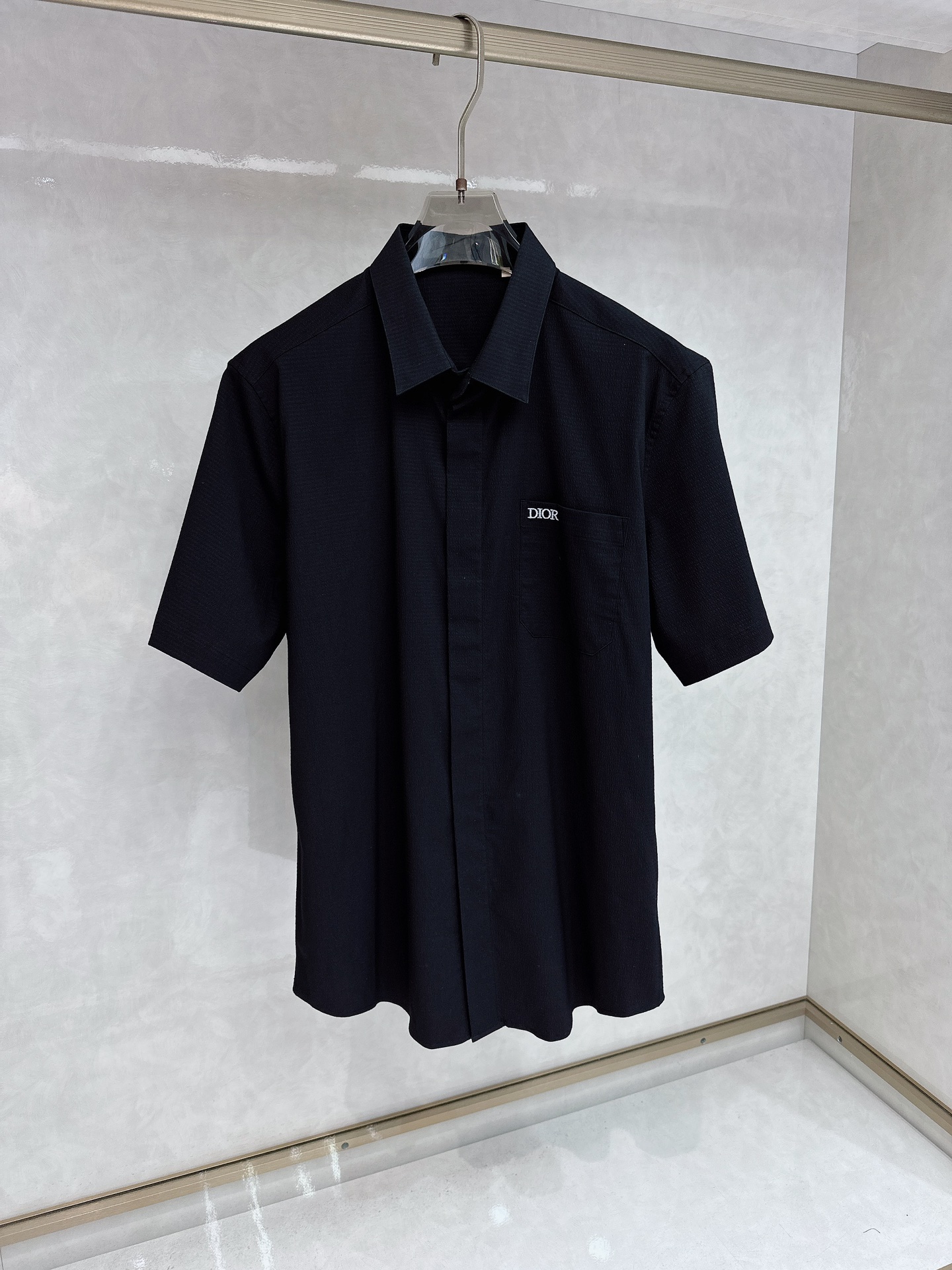 NO:162397,Dior 25 spring and summer fashion short-sleeved shirt!  The top Swiss ALUMO Arum company selected 100 pure cotton woven fine striped fabrics, which have been processed without ironing. The fabric has a high texture and comfort, excellent gloss, excellent skin-friendliness and breathability, and the texture exudes a sense of luxury and gorgeousness!  The buttons are natural deep-sea shell buckles, each with unique patterns and a great luster. The neckline is made of metal buckles forged by top electroplating alloy craftsmanship, and are engraved with exquisite logos, showing a sense of luxury!  Design point In the Spring and Summer series of 2019, G Home Creative Director Sabato De Sarno, with the main concept of durability and fitting tailoring, carefully created basic men's items to inject new ideas into men's wardrobe. This shirt is made of white and light blue striped cotton poplin. The design of the front chest patch pocket has a strong visual sense, enhancing the sense of fashion. The chest is decorated with a classic double G logo, which is very labeled and perfectly boasts the identity of the brand!  The neckline is decorated with metal buckles, showing the eye-catching charm. The details are full of ingenuity. The metal buttons embellished with the neckline enhance the overall vision and high-end feeling. The three-dimensional effect silhouette design brings visual novelty to the classic proportions of the basic men's clothing items. The type that quality control and shirt control players must-have, and the item that is hard to come by!  Size 38-42 Size 39 Shoulder width 44.6 Bust 106 Sleeve length 24 Clothes length 76, Dior, Gucci, Shirts, T-shirt, alexander wang19860909迪奥 25春夏时装款短袖衬衫！ 甄选的顶级瑞士ALUMO阿鲁姆公司100支纯棉色织细条纹面料,经过免烫工艺处理,面料质感与舒适度极高,光泽度极好,亲肤性与透气性绝佳,肌理透着高级奢华感和华丽感！ 纽扣为天然深海贝壳扣,每粒都有着独一无二的纹路,光泽感极好.领口采用顶尖电镀合金工艺锻造的金属扣,上面镌刻有精美LOGO,尽显奢侈感！ 设计点在年春夏系列中,G家创作总监Sabato De Sarno以经久耐穿和合身剪裁为主要理念,精心打造男士基本款单品,为男士衣橱注入新意.这款衬衫以白色和浅蓝色条纹棉府绸匠心打造.前胸贴袋的设计,视觉感极强,提升了时尚感,胸前饰有经典双G标识,非常标签化,完美标榜了品牌的身份！领口匠心缀饰金属扣,彰显吸睛亮眼魅力. 细节处处尽显匠心,领口点缀的金属钮扣提升了整体视觉以及高级感,立体效果廓形设计为男装基础款单品的经典比例带来视觉新意,品控族与衬衫控族必入的类型,可遇而不可求的单品！ 尺码38-42 39码 肩宽44.6 胸围106 袖长24 衣长76,,dior,gucci,shirts,T-shirt,alexander wang,Men's clothing