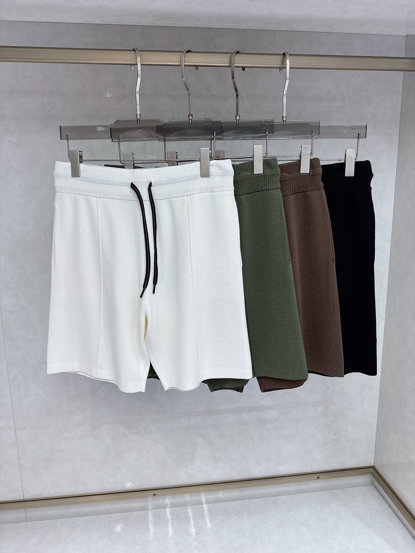 NO:162398,Zegna men's casual shorts reinterpret Zegna's classic logo with a casual aesthetic style. It is carefully crafted with air-layer double-sided sweatshirt fabric, with a loose fit with elastic waist and side-slit pockets. It can be worn casually to create a delicate summer look. Size; M-3XL, zegna, hoodie, sweatshirts, shorts, alexander wang19860909杰尼亚 男士休闲短裤,以休闲的美学风格重新演绎杰尼亚的经典标识.采用空气层双面卫衣面料精心制作,宽松版型搭配弹力腰头和侧面开缝口袋.可随性搭配穿着,打造精致的夏日造型 尺码;M-3XL,,zegna,hoodie,sweatshirts,shorts,alexander wang,Men's clothing