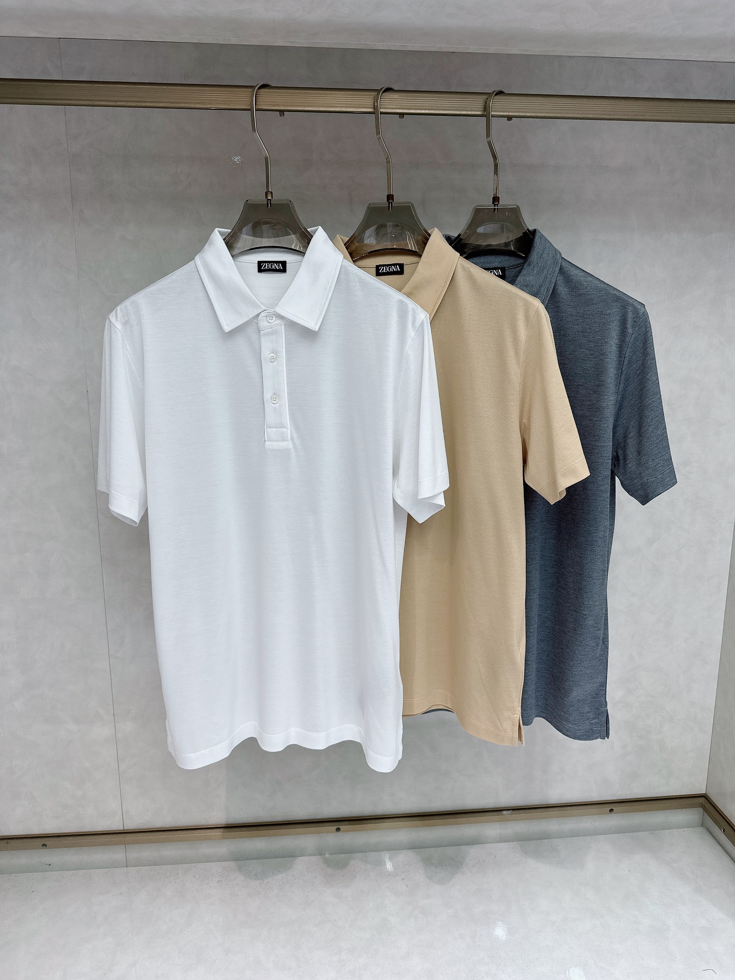 NO:162400,Jenia Men's logo short-sleeved polo shirt, business casual lapel POLO shirt. This Polo shirt is made of mercerized double-sided cotton bead floor fabric, and the timeless design can transcend fashion trends. Classic style, slit design on both sides makes the overall feel more detailed. The combination style, the fabric is made of cotton bead floor, comfortable, skin-friendly, breathable, and is a very practical wear for commuting and leisure. Size M- 2XL, zegna, T-shirt, alexander wang19860909杰尼亚 男士标识短袖polo衫,商务休闲翻领POLO恤.该款Polo衫采用丝光双面棉质珠地面料制成,隽永设计可跨越时尚潮流.经典款型,两侧开叉设计 让整体更具细节感 合体的版型,面料采用全棉珠地料,舒适,亲肤,透气好,平时通勤休闲都很实穿的一款 尺码M- 2XL,,zegna,T-shirt,alexander wang,Men's clothing